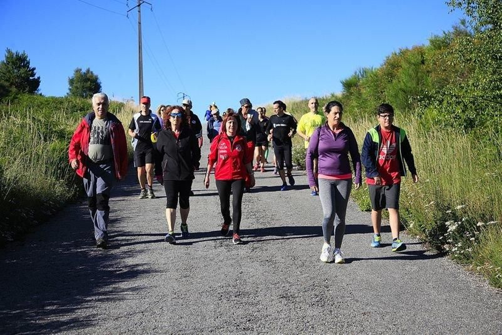 Participantes de la tercera edición de la "Andaina Camiño de San Rosendo" a su paso por Bande.
