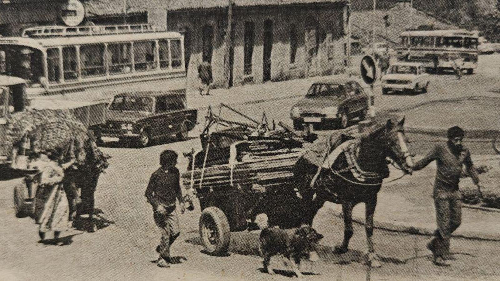 Una familia de gitanos pasando junto a la fuente de Concepción Arenal.