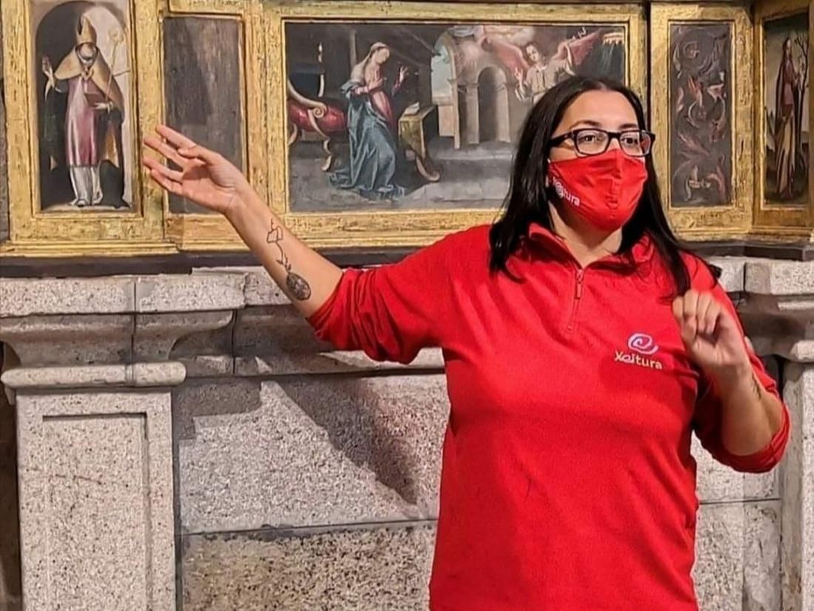 Noemí Álvarez nunha das visitas á Igrexa de Santo Estevo de Sandiás.