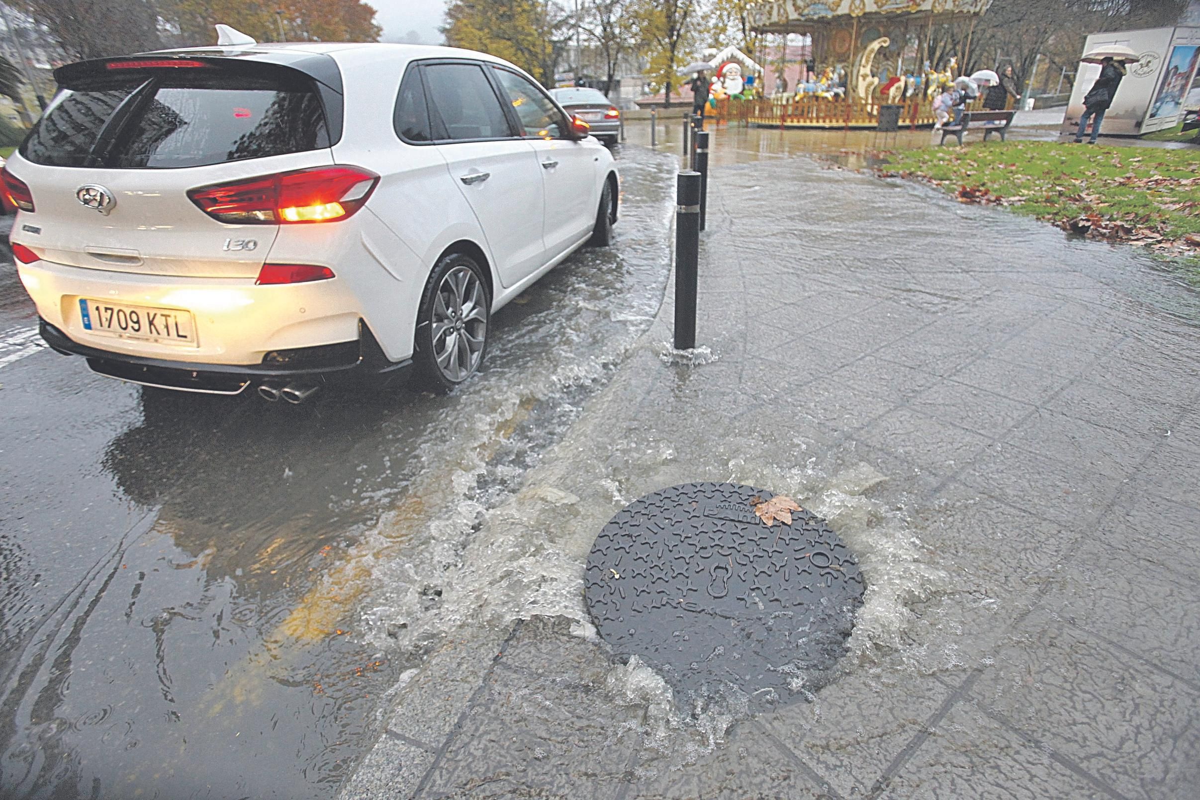 Alcantarilla desbordada en la plaza Concepción Arenal de la ciudad. (MIGUEL ÁNGEL)