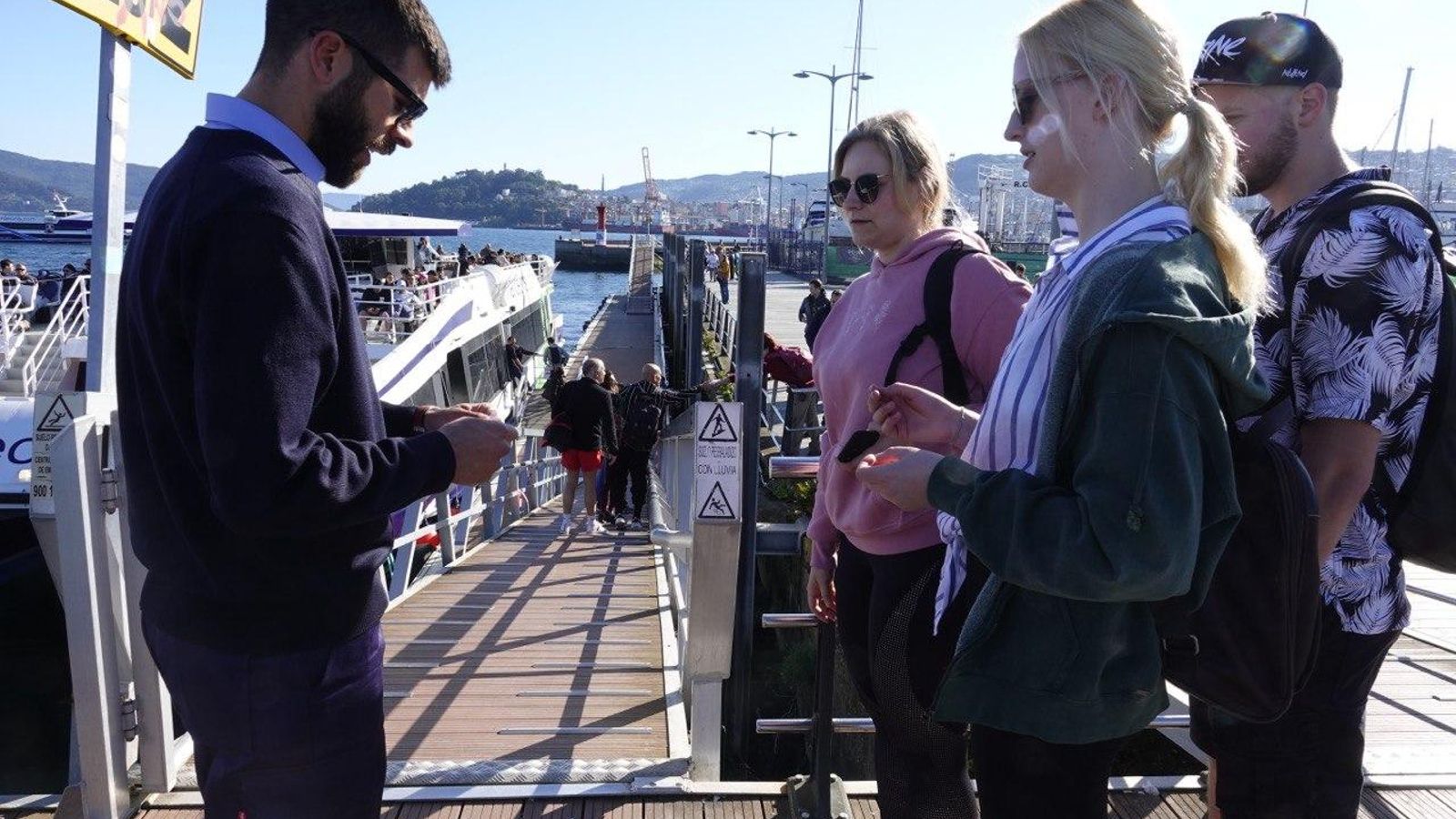 Visitantes embarcando a Cíes. // Vicente Alonso