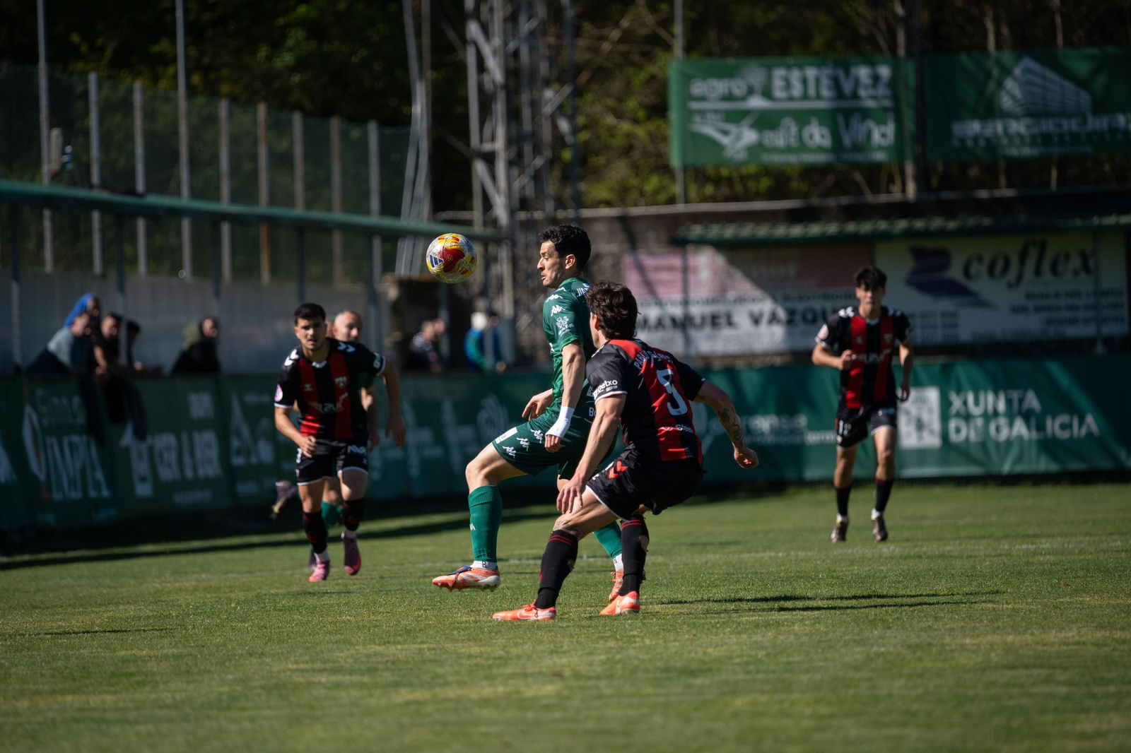 Galería | El Arenteiro cae en una tarde soleada de Domingo de Pascua en Espiñedo (1-2)