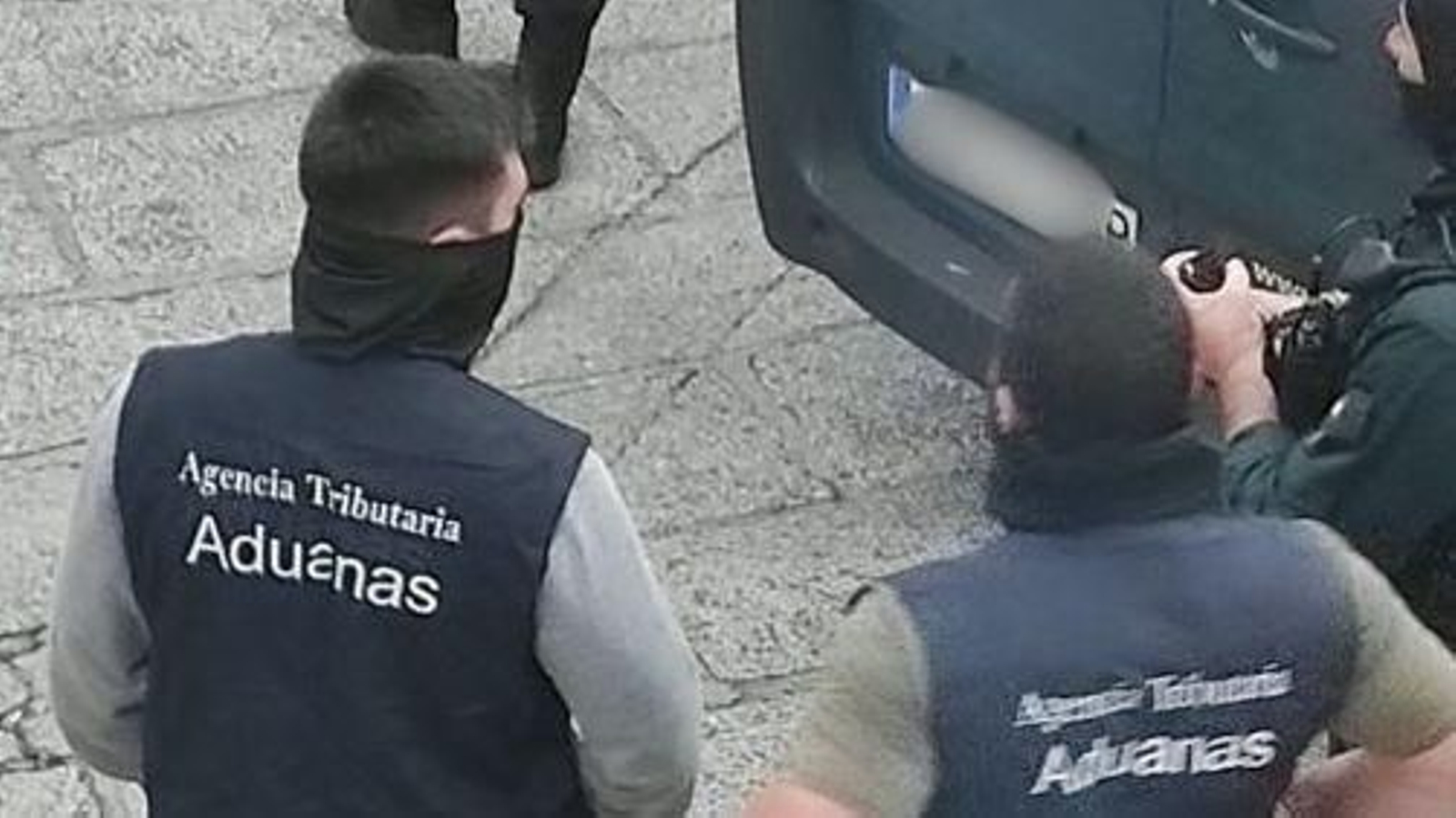 Agentes de las fuerzas de seguridad durante la inspección y registro del inmueble intervenido en Seixalbo