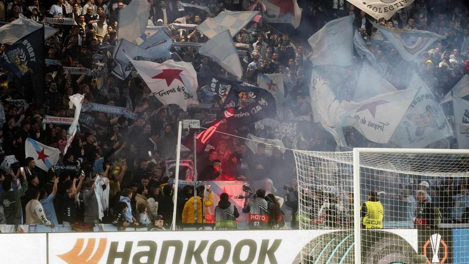 La grada de animación se caldeó desde antes del encuentro, con la actuación de artista urbano ‘Hard GZ’ detrás de la portería, justo antes de dar paso                                      a ‘Oliveira dos Cen Anos’ y al inicio del partido.