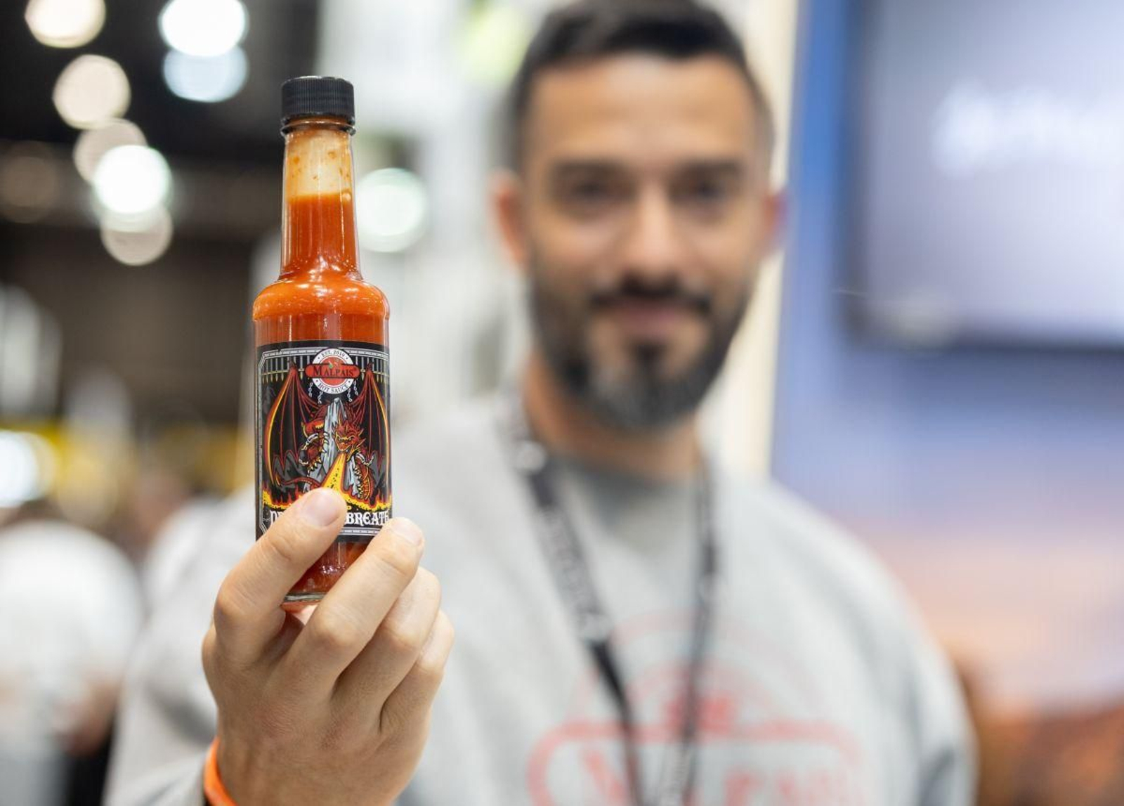 Una persona exhibe la salsa picante “Aliento de dragón” en el 38 Salón Gourmets en Ifema, Madrid.