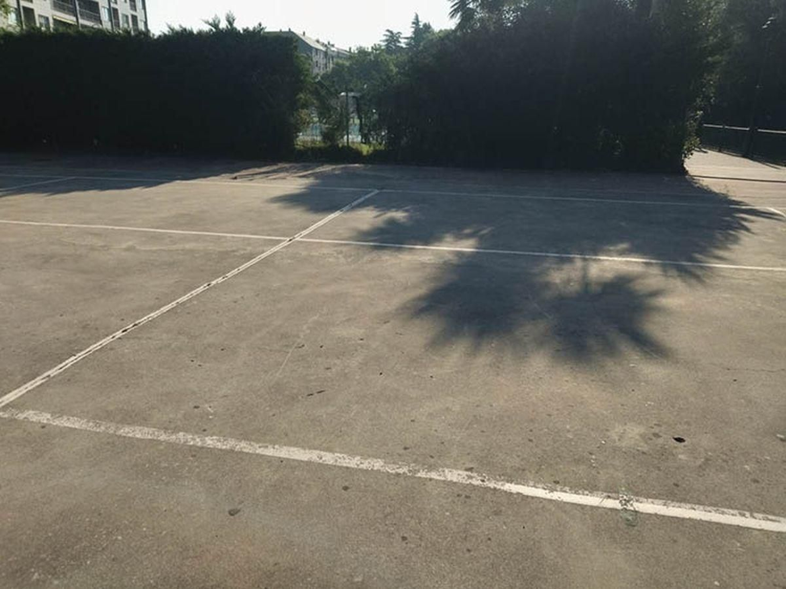 Pista de tenis colindante con la piscina municipal del Malecón barquense.