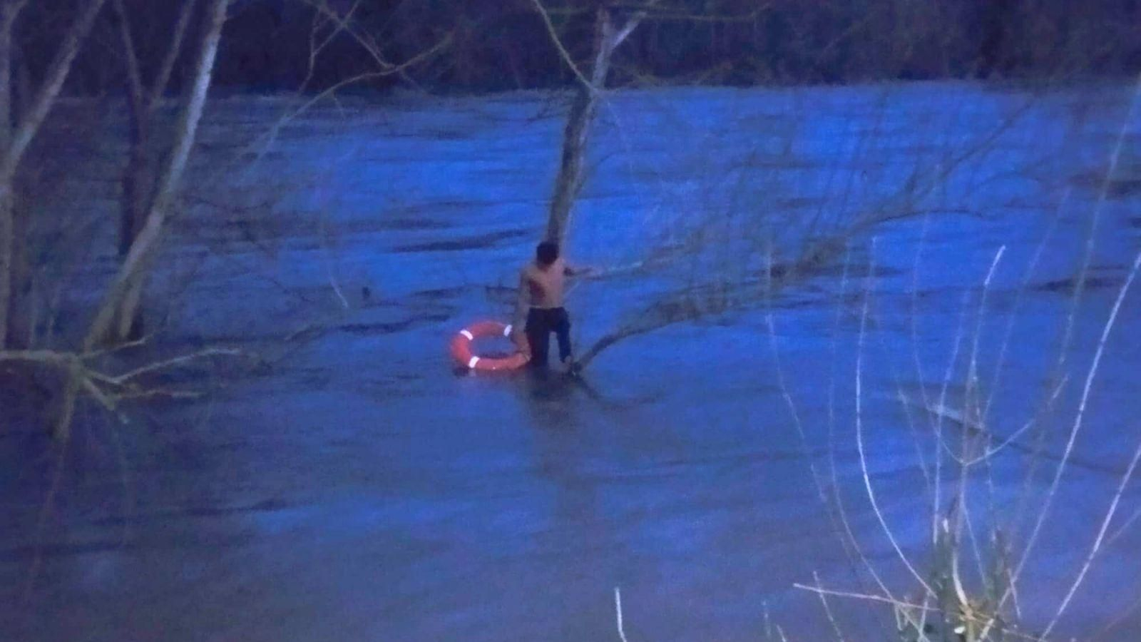 El menor encaramado al árbol en medio del río Sil