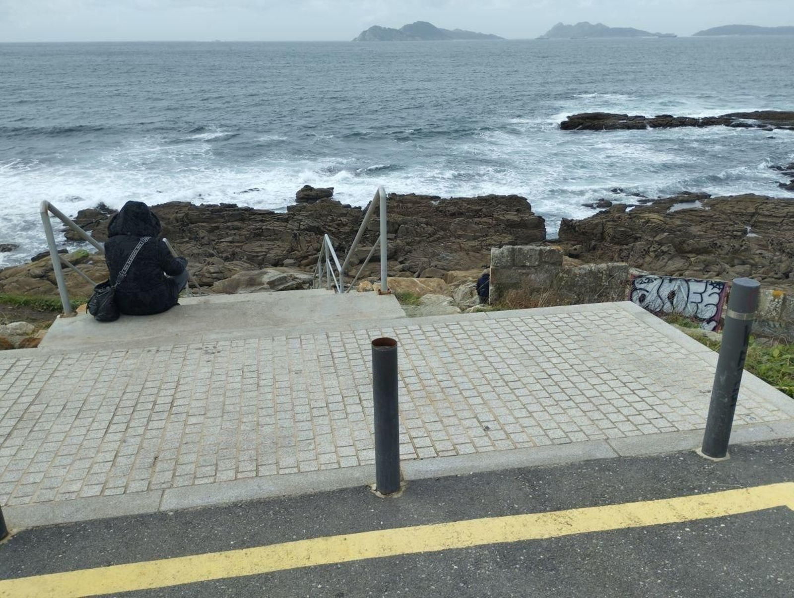 El ya famoso vial que desemboca en unas escaleras sobre las rocas.