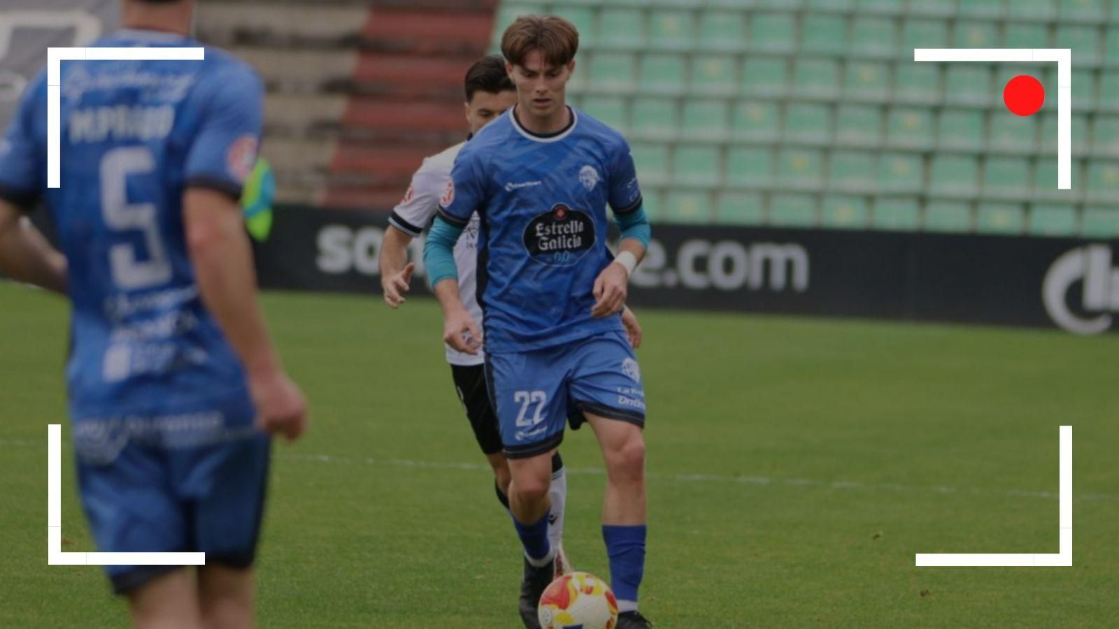 Álvaro Yuste con el balón controlado