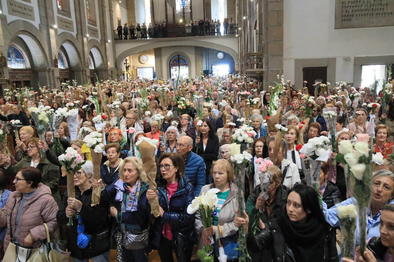 Galería | Las madres ofrecen sus flores un año más a la Virgen de Fátima, en fotos