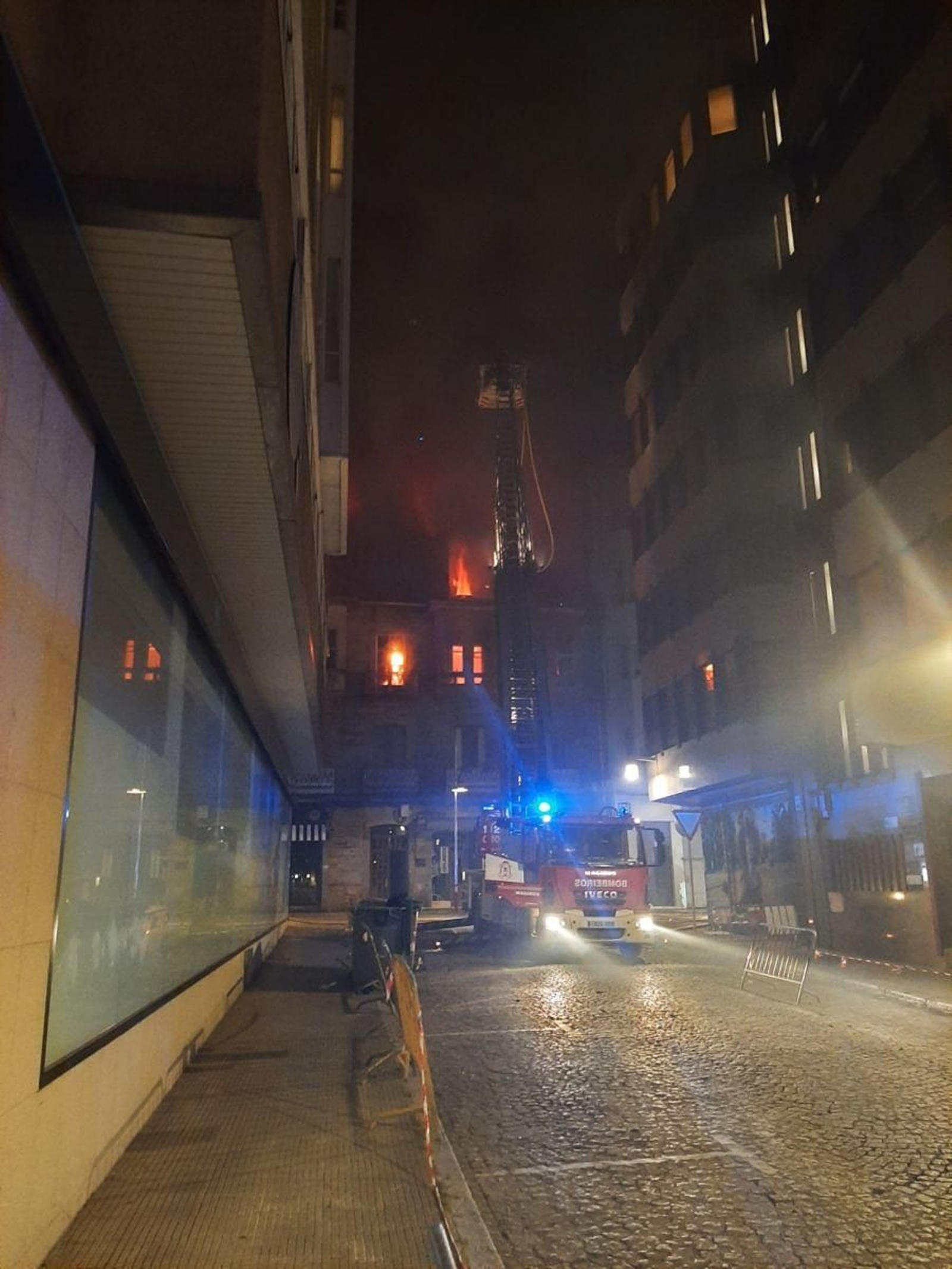 El fuego causó una gran humareda durante la madrugada del martes.