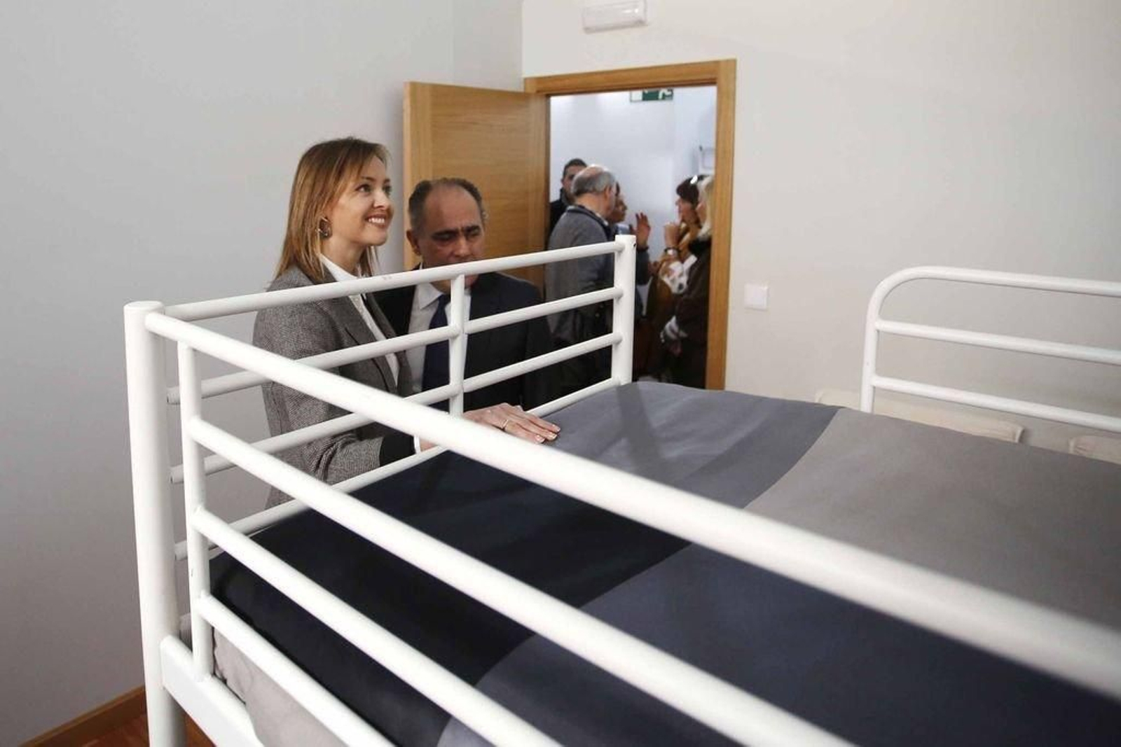 La conselleira Fabiola García y el director xeral de Inclusión Social, Arturo Parrado, en el albergue.