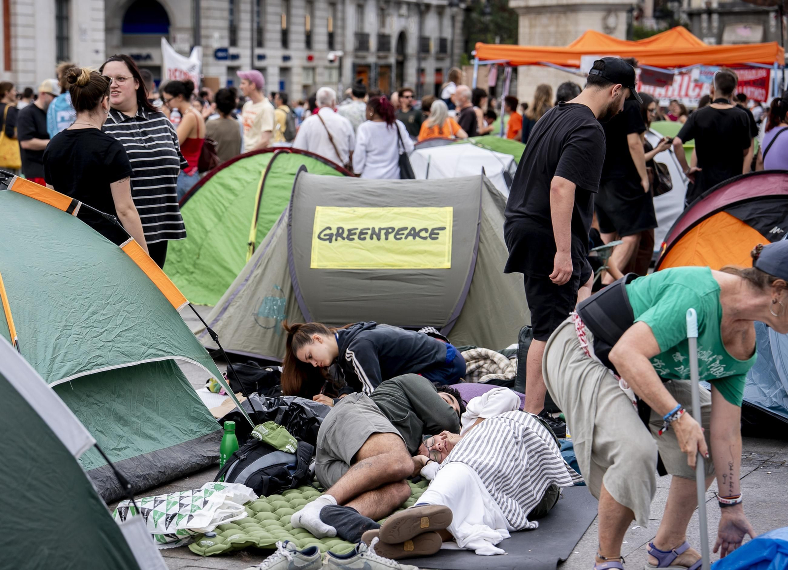 Vista general de las tiendas de campaña instaladas en la Puerta del Sol de Madrid durante la jornada de este domingo