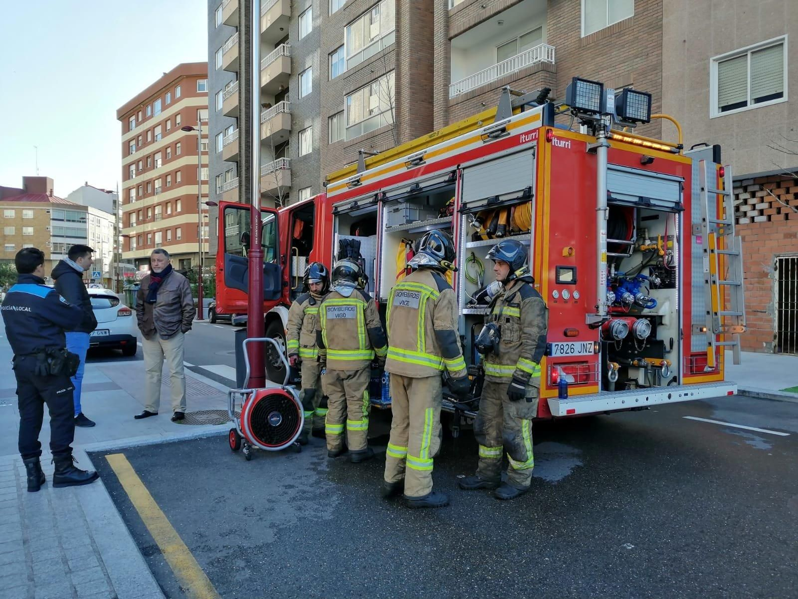 Los bomberos en la calle Quintelas donde se incendio en un garaje //  Vicente