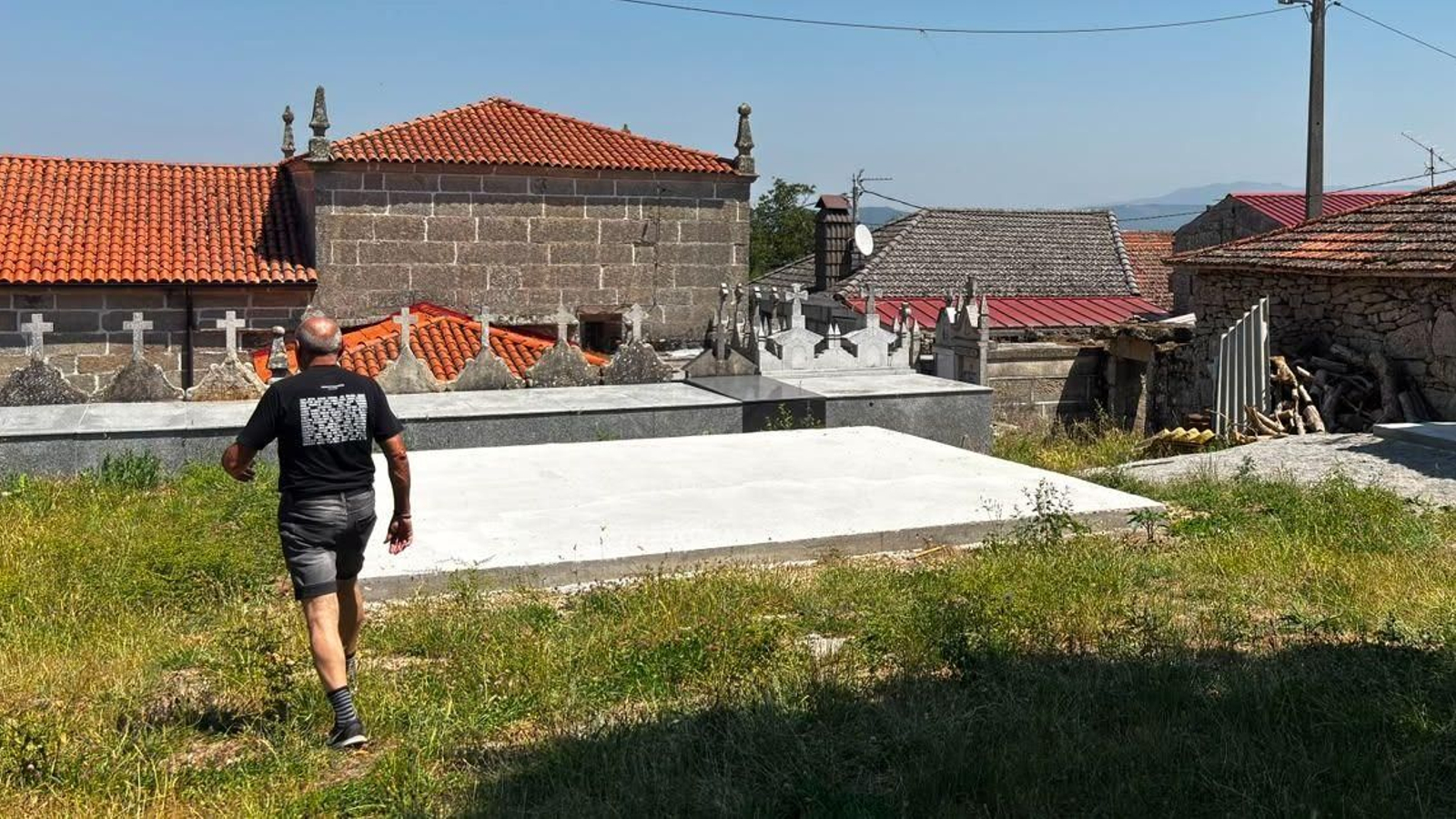 Ángel Casas frente a la masa de hormigón que serviría de parque infantil.
