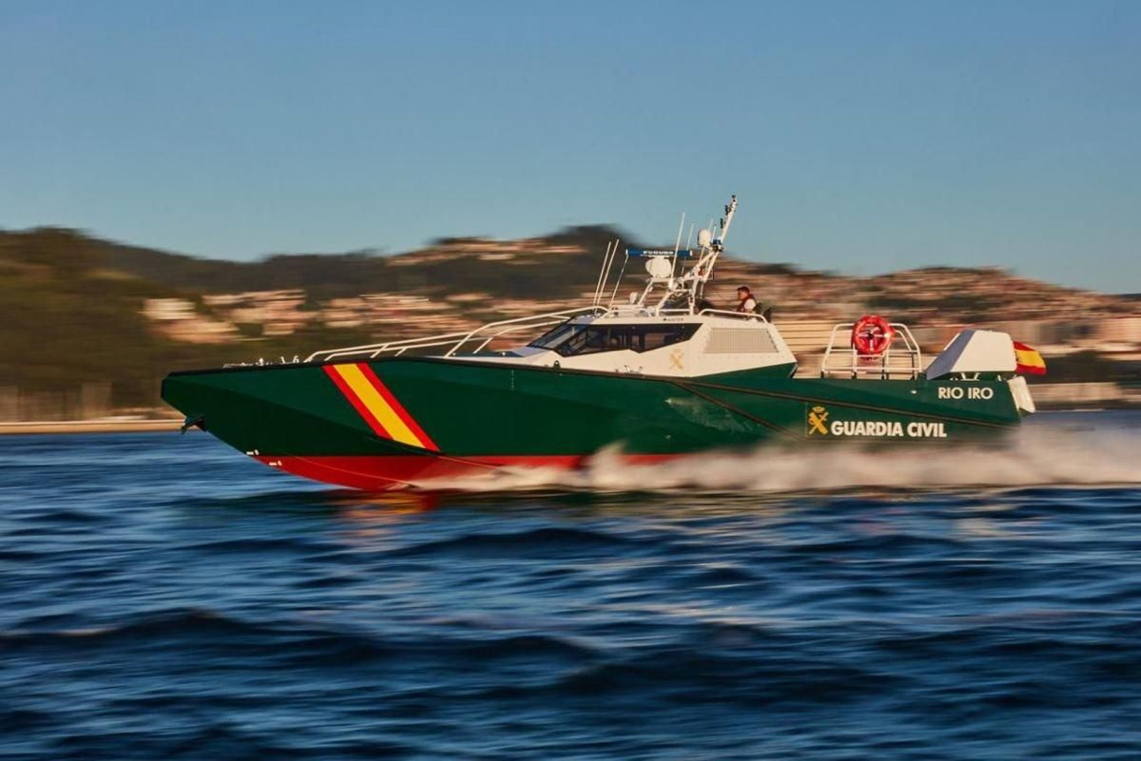 La embarcación “Río Iro” en la prueba que hizo la Guardia Civil ayer en Cádiz.