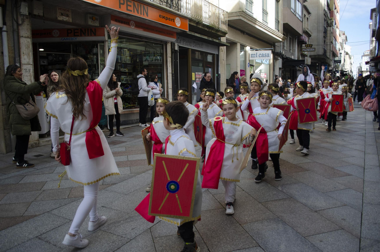 Galería | Las calles de Carballiño se llenan de color con el desfile escolar de Entroido