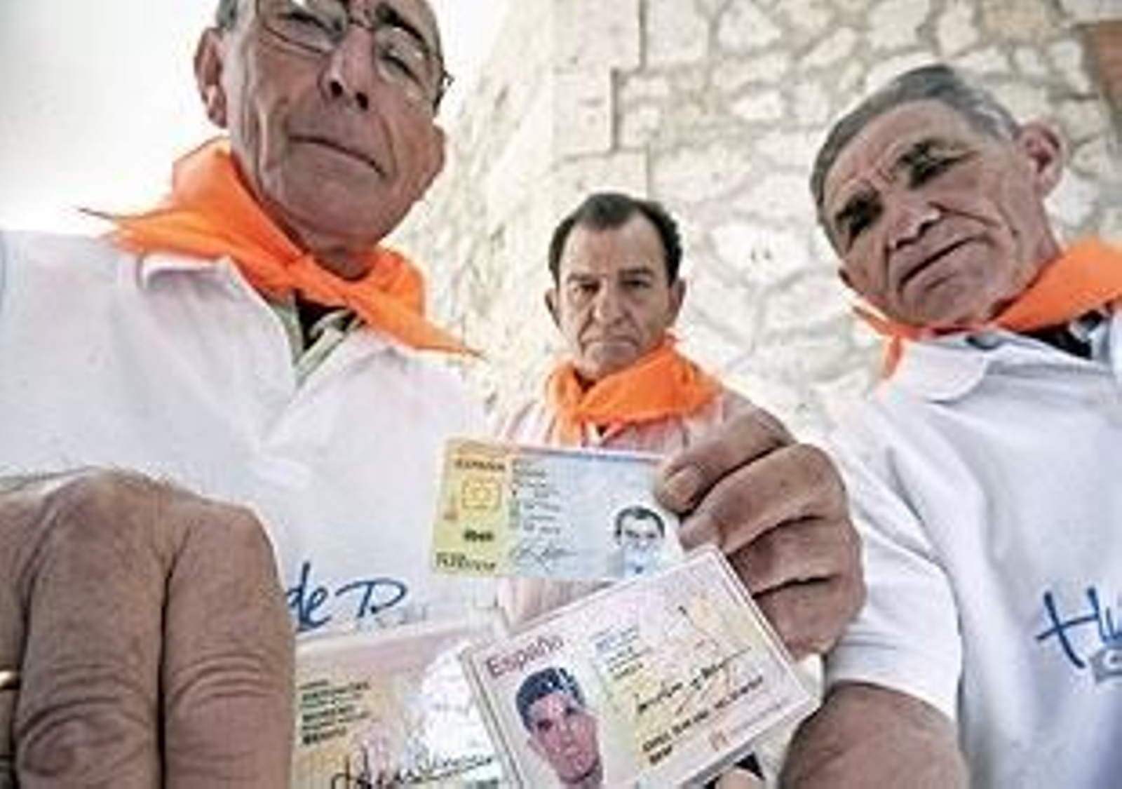 Tres hombres muestran sus DNI. (Foto: EFE)