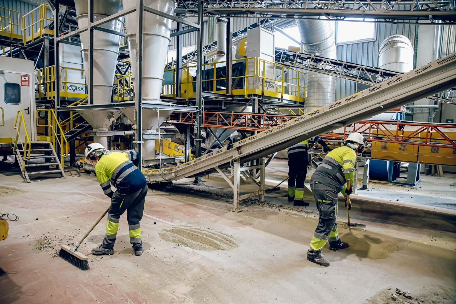 Dos trabajadores en una fábrica