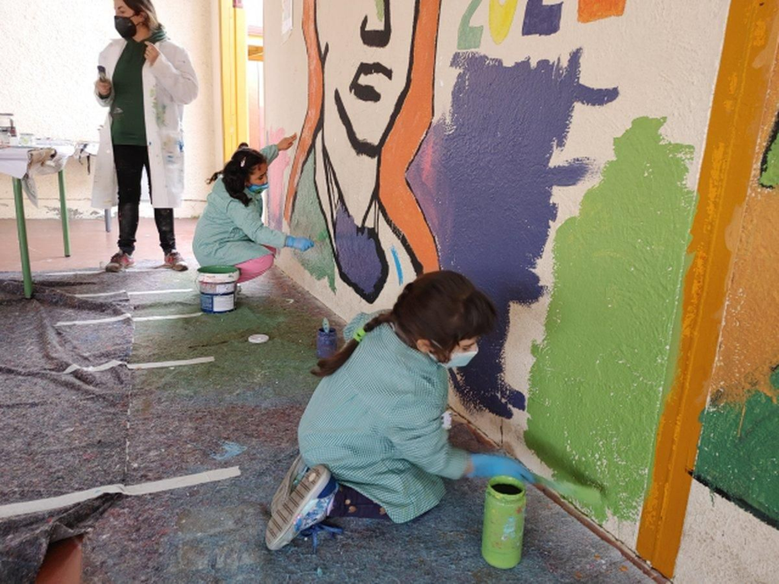 O alumnado de Infantil encargouse de darlle cor ó tríptico.