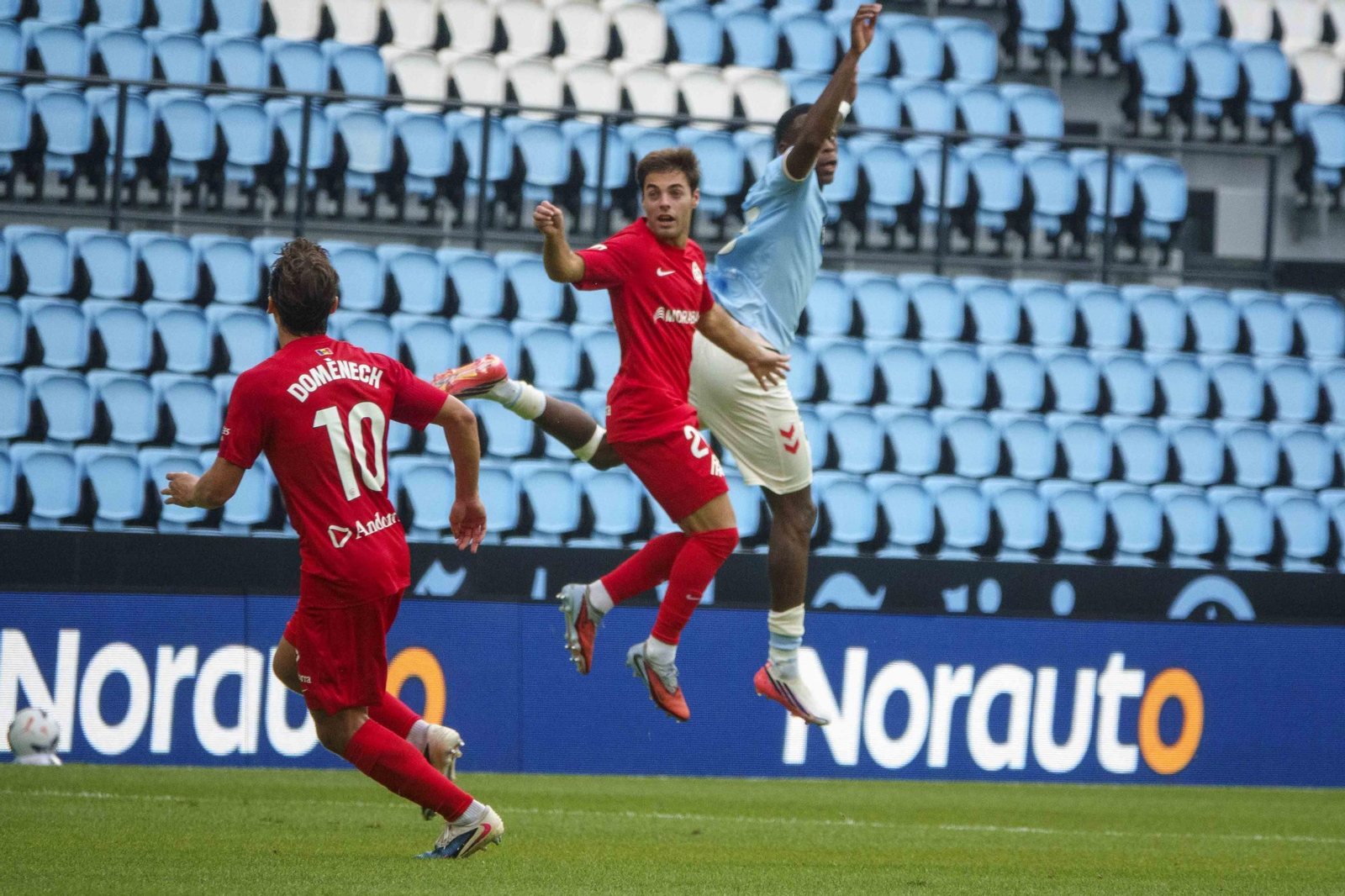Galería | El Celta Fortuna se estrena como local en Segunda División