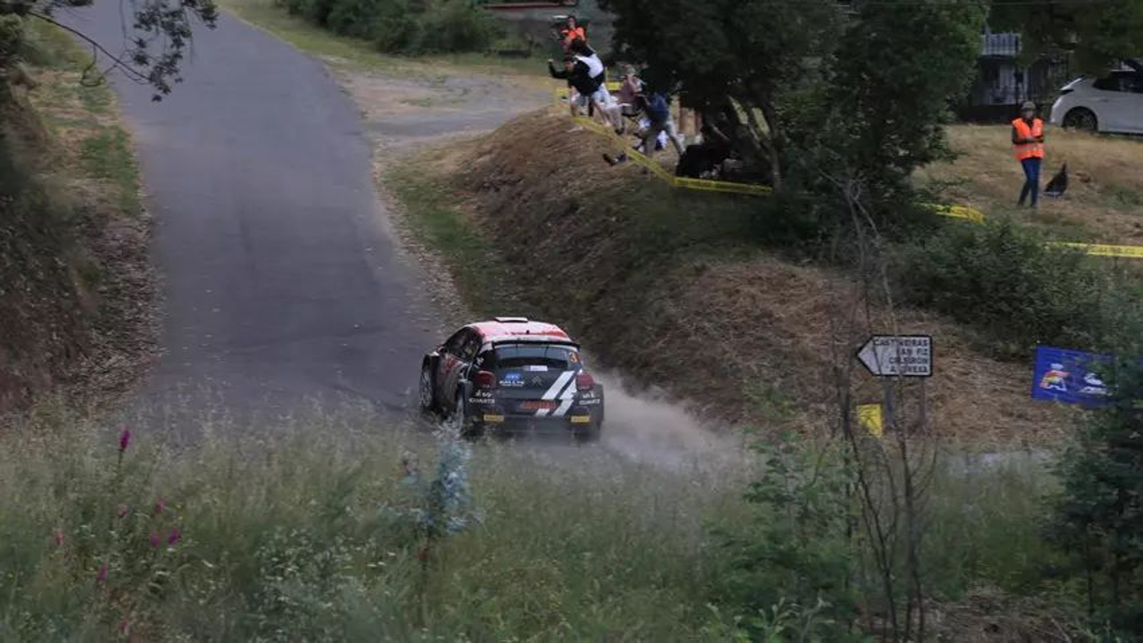 Unai de la Dehesa en medio de la carrera durante el tramo de Toen en la edición 58 del Rally de Ourense.