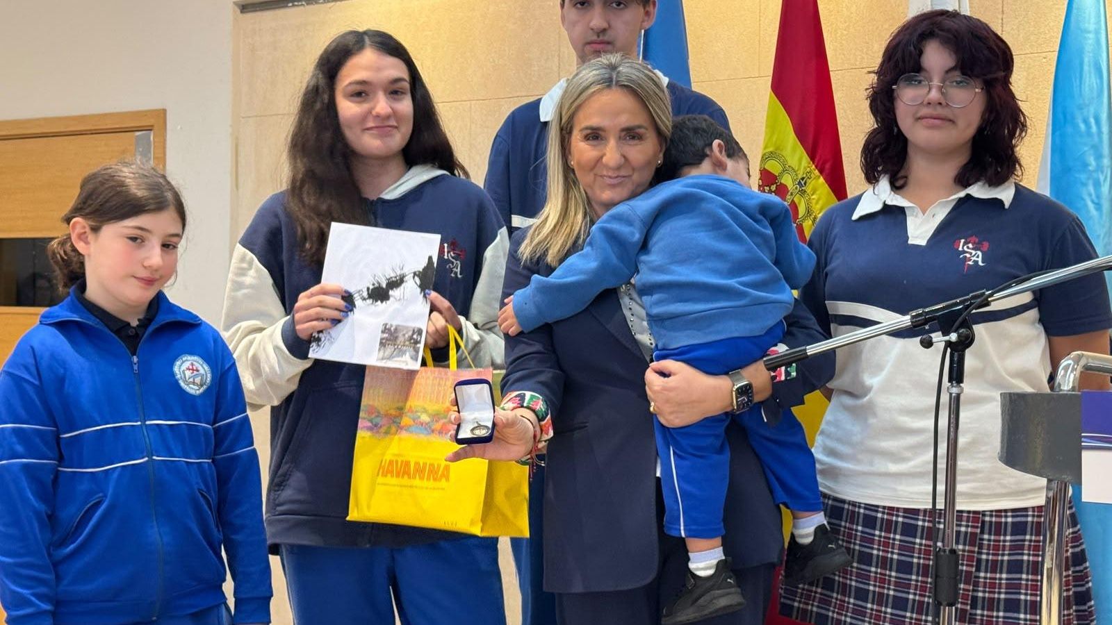 La ministra con algunos de los niños del centro