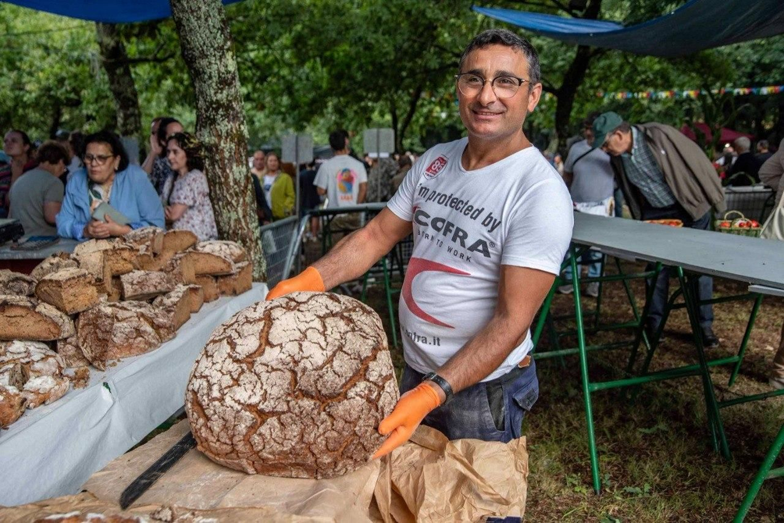 Cabral repartió ayer casi dos toneladas de pan de millo entre los cientos de personas que acudieron a la fiesta.