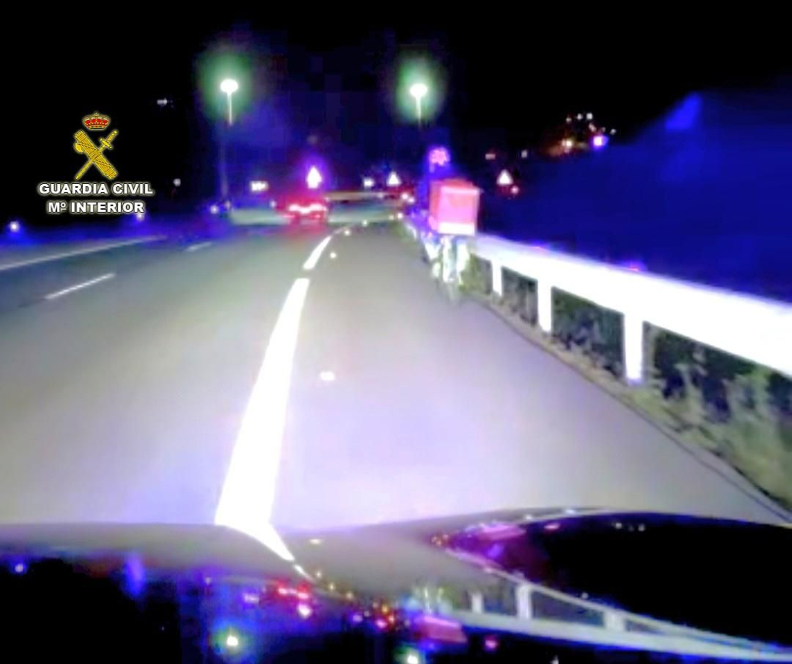 La Guardia Civil intercepta a un ciclista circulando por la AP-9 en horario nocturno.