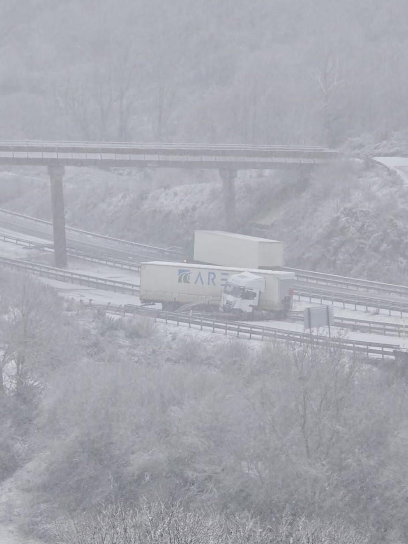 El camión afectado por una salida de vía