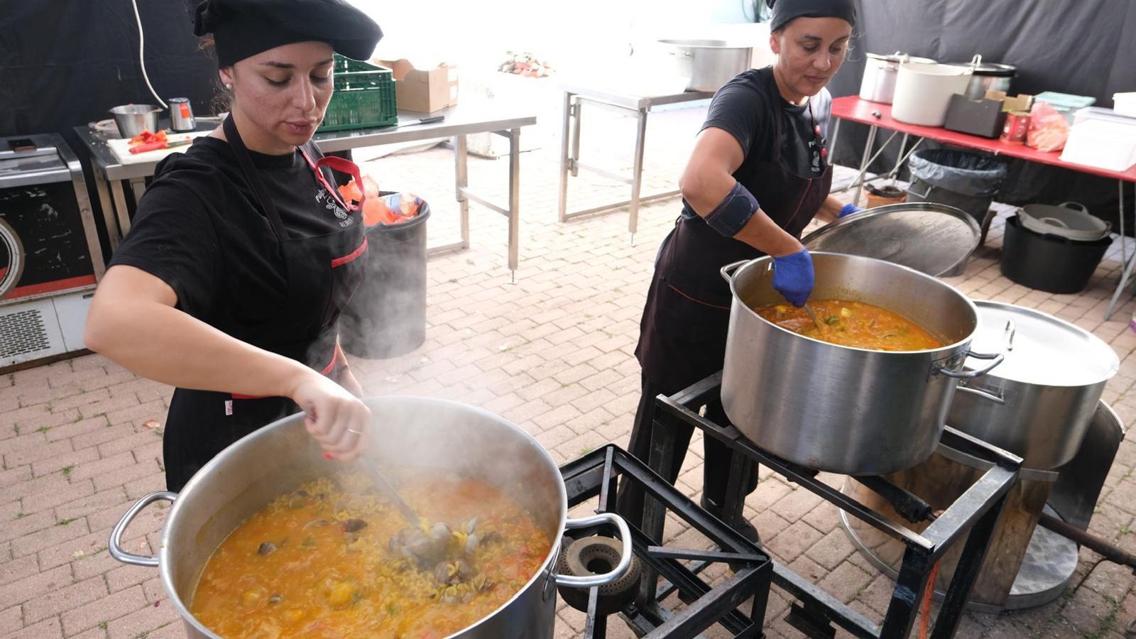 Prepación de platos de almejas que se degustan en la Praza da Granxa (Campelo).