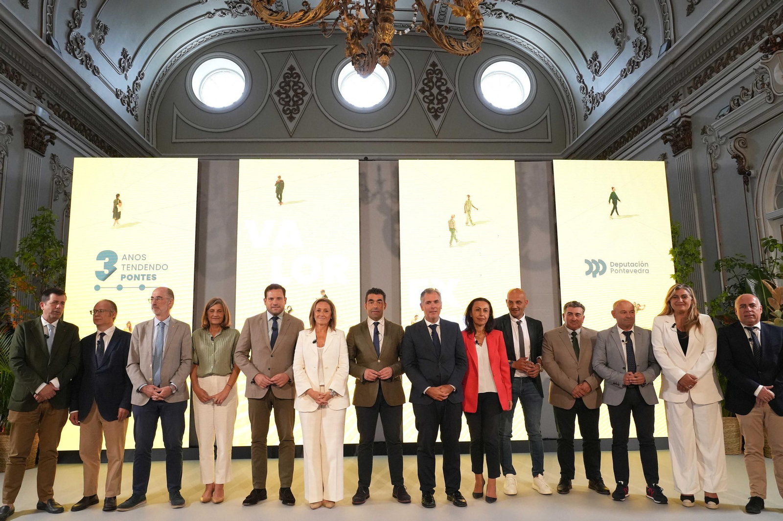 El gobierno provincial al completo en el Salón de Plenos del Pazo al finalizar el acto.