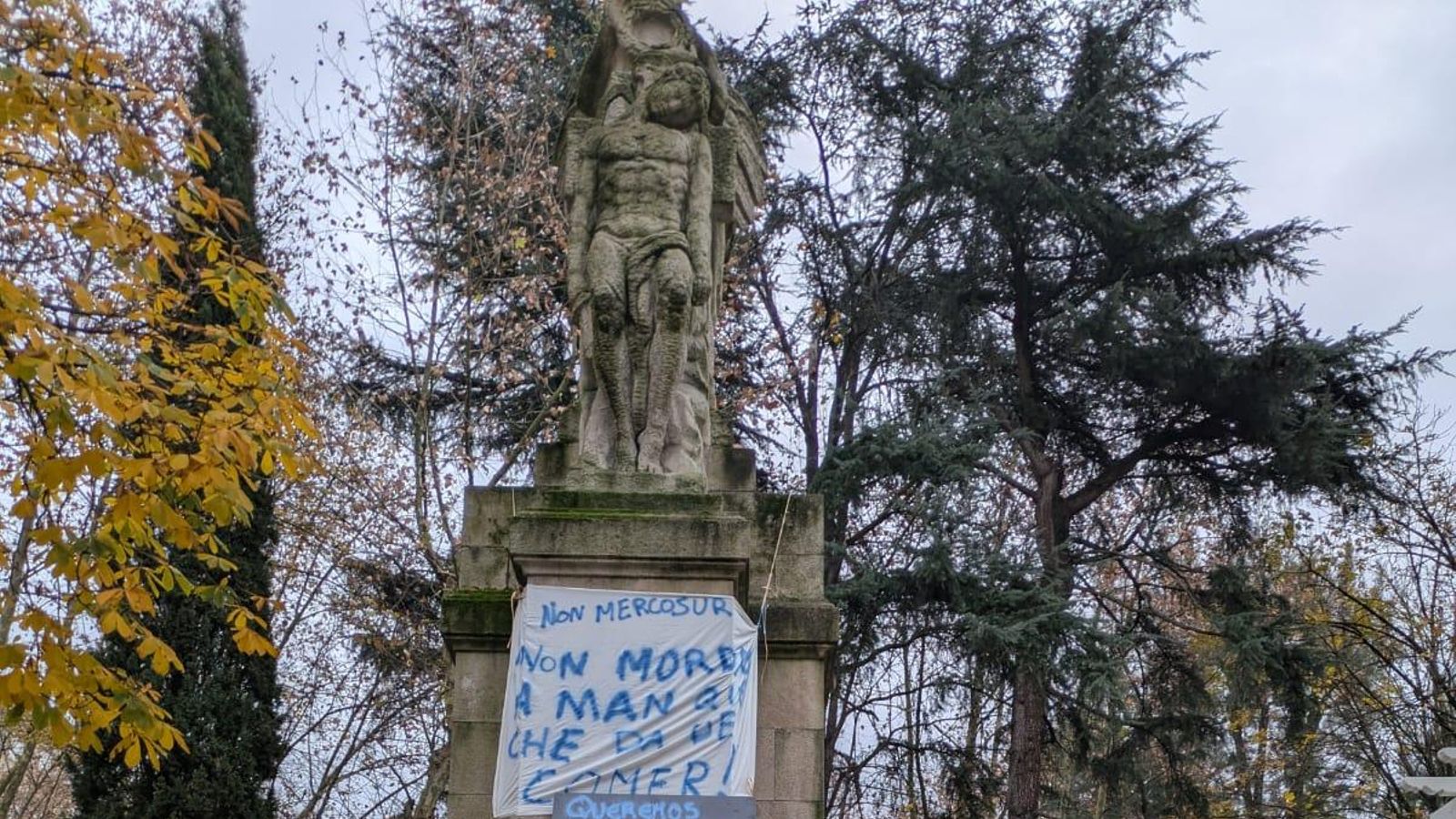 Así está el punto central de las protestas de los tractoristas en Ouernse, al pie de la estatua de El Ángel caído