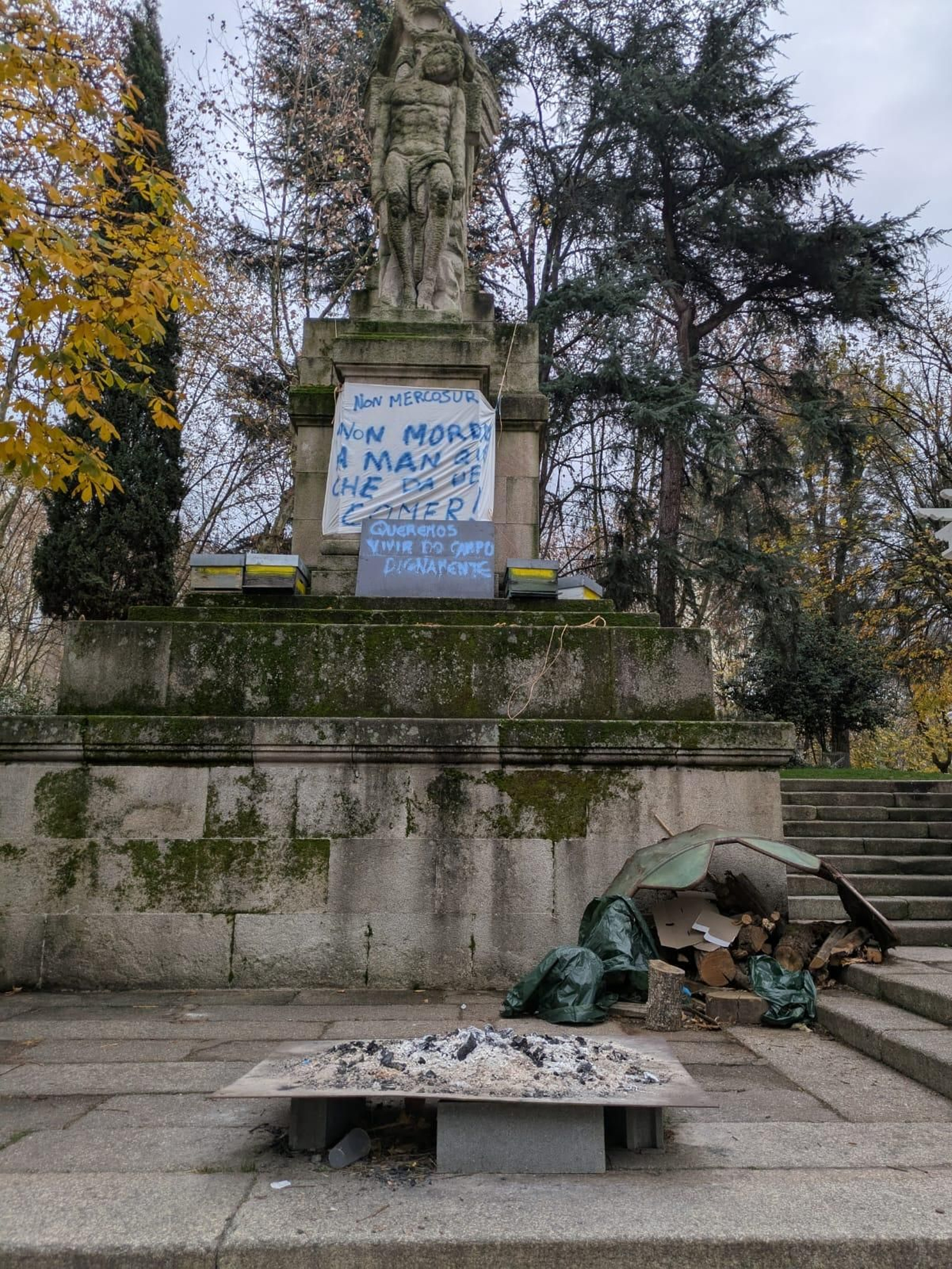 Así está el punto central de las protestas de los tractoristas en Ouernse, al pie de la estatua de El Ángel caído