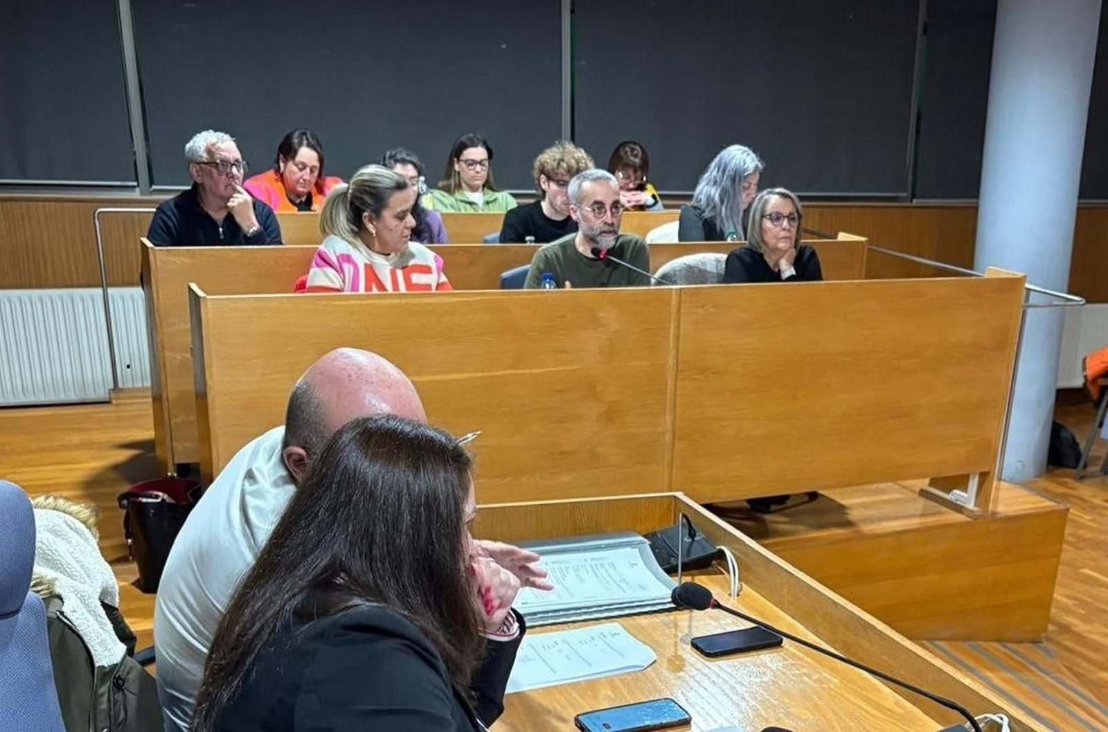 Abal, al fondo, con el gobierno local en un pleno.