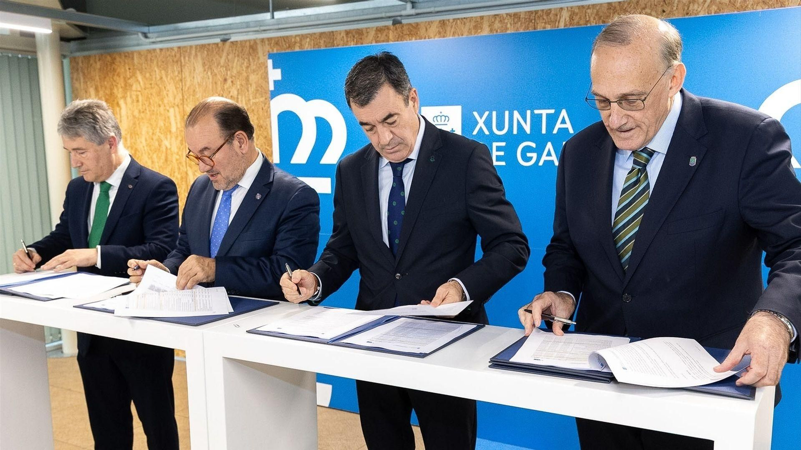 El conselleiro de Educación, Román Rodríguez, firma convenios de colaboración con los rectores de las tres universidades gallegas.