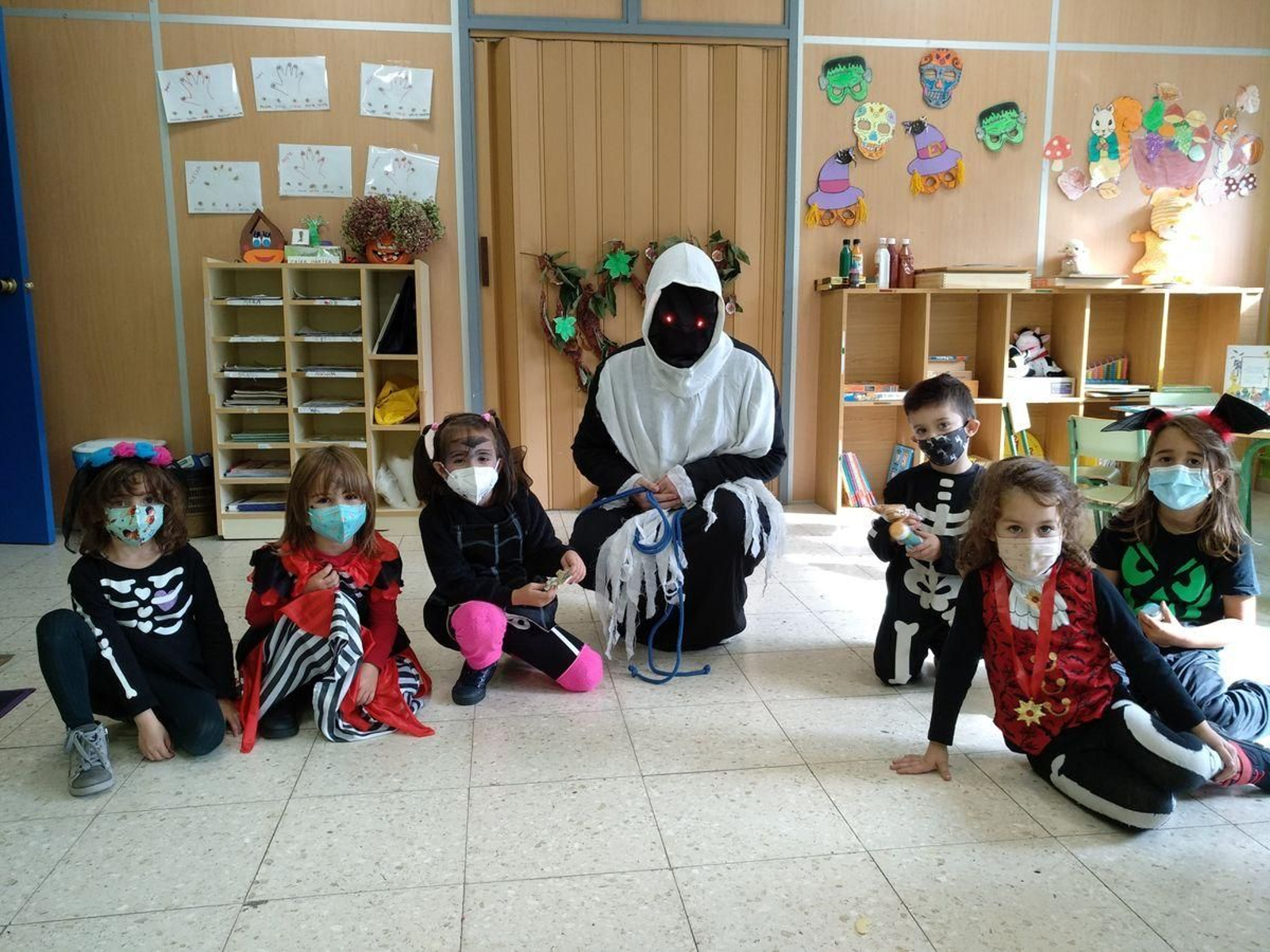 Manuel Sueiro. Reparto de doces terroríficos entre todo alumnado.