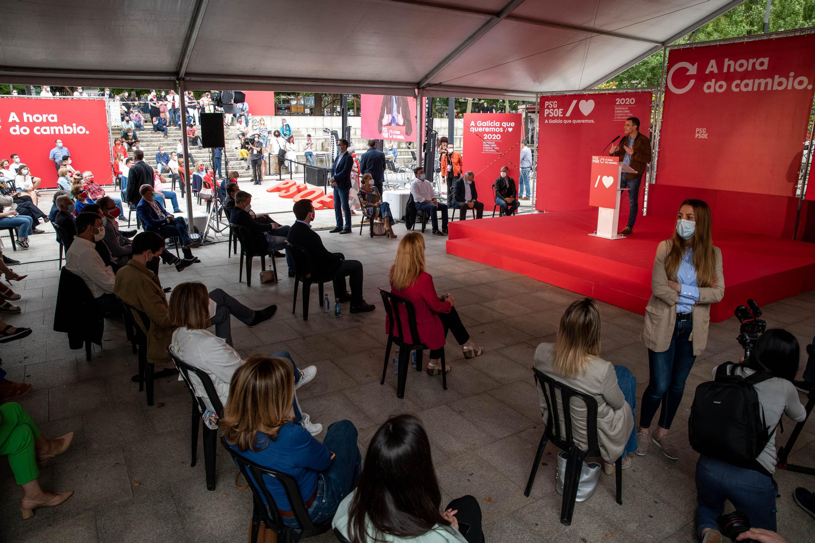 OURENSE (XARDÍNS DO POSÍO). 27/06/2020. OURENSE. El presidente del gobierno, Pedro Sánchez, acompaña al candidato a la Xunta de Galicia, Gonzalo Caballero y a Marina Ortega en un mitin del PSdeG-PSOE. FOTO: ÓSCAR PINAL