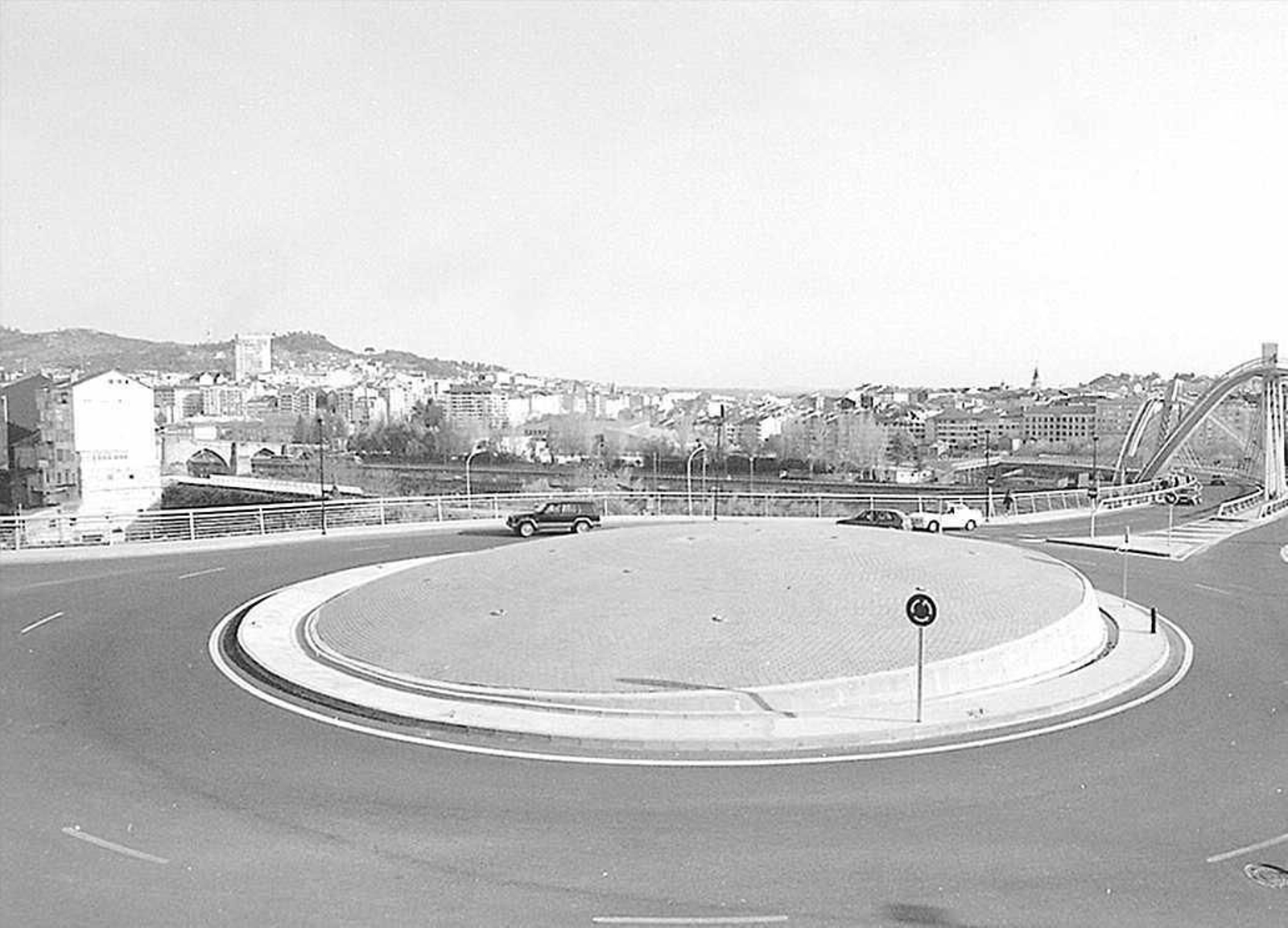 La construcción del emblemático Puente del Milenio hace 25 años cambiaba el skyline de Ourense, en fotos
