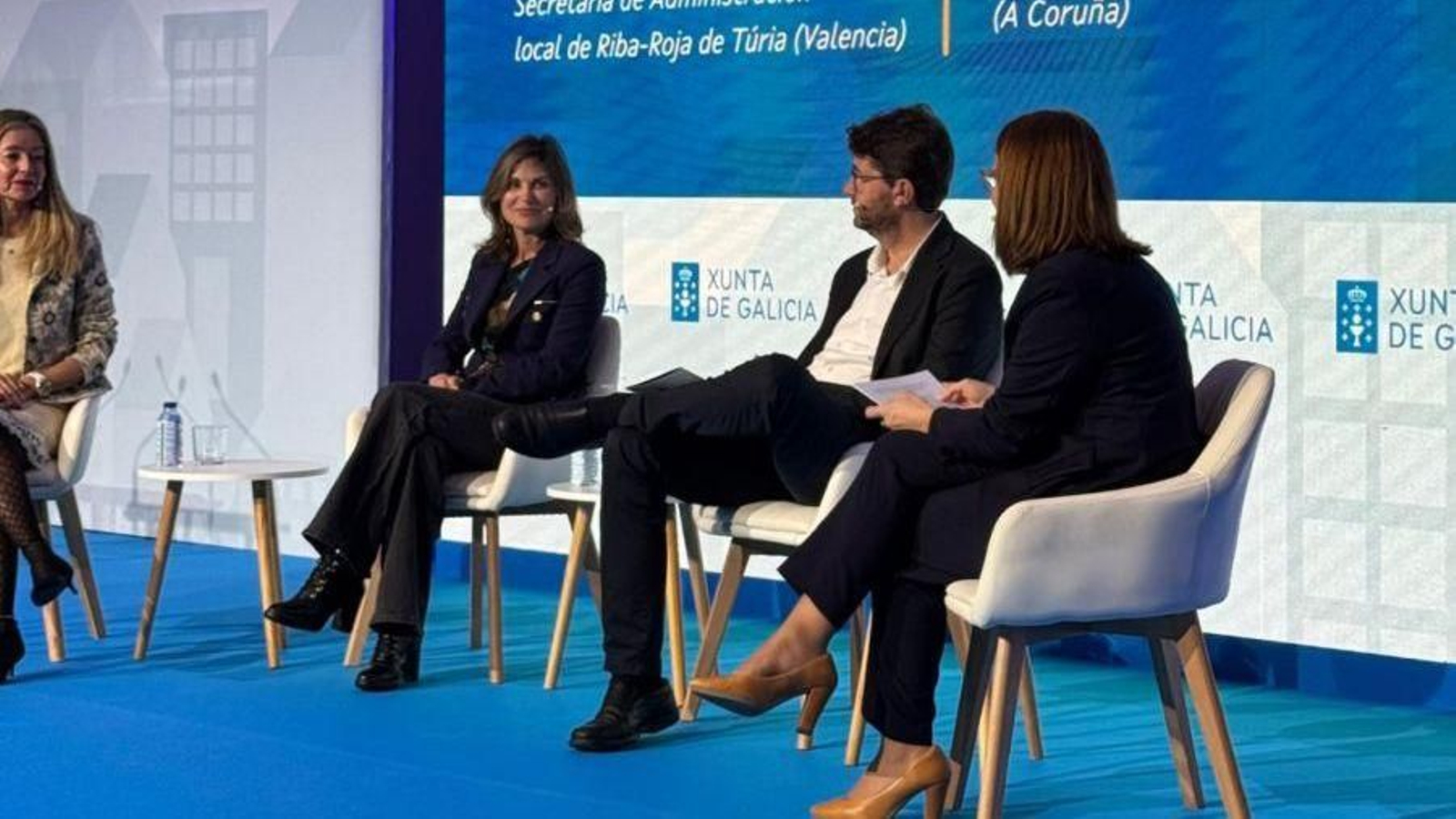 La alcaldesa, Nava Castro con el alcalde de Monforte y la secretaria de administración local de la Xunta.