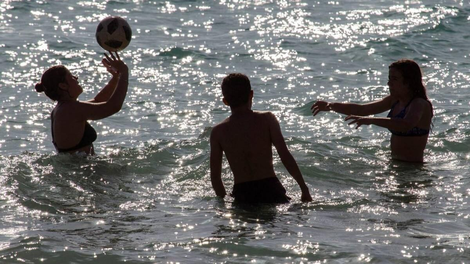 Jóvenes en Mallorca. (EFE)