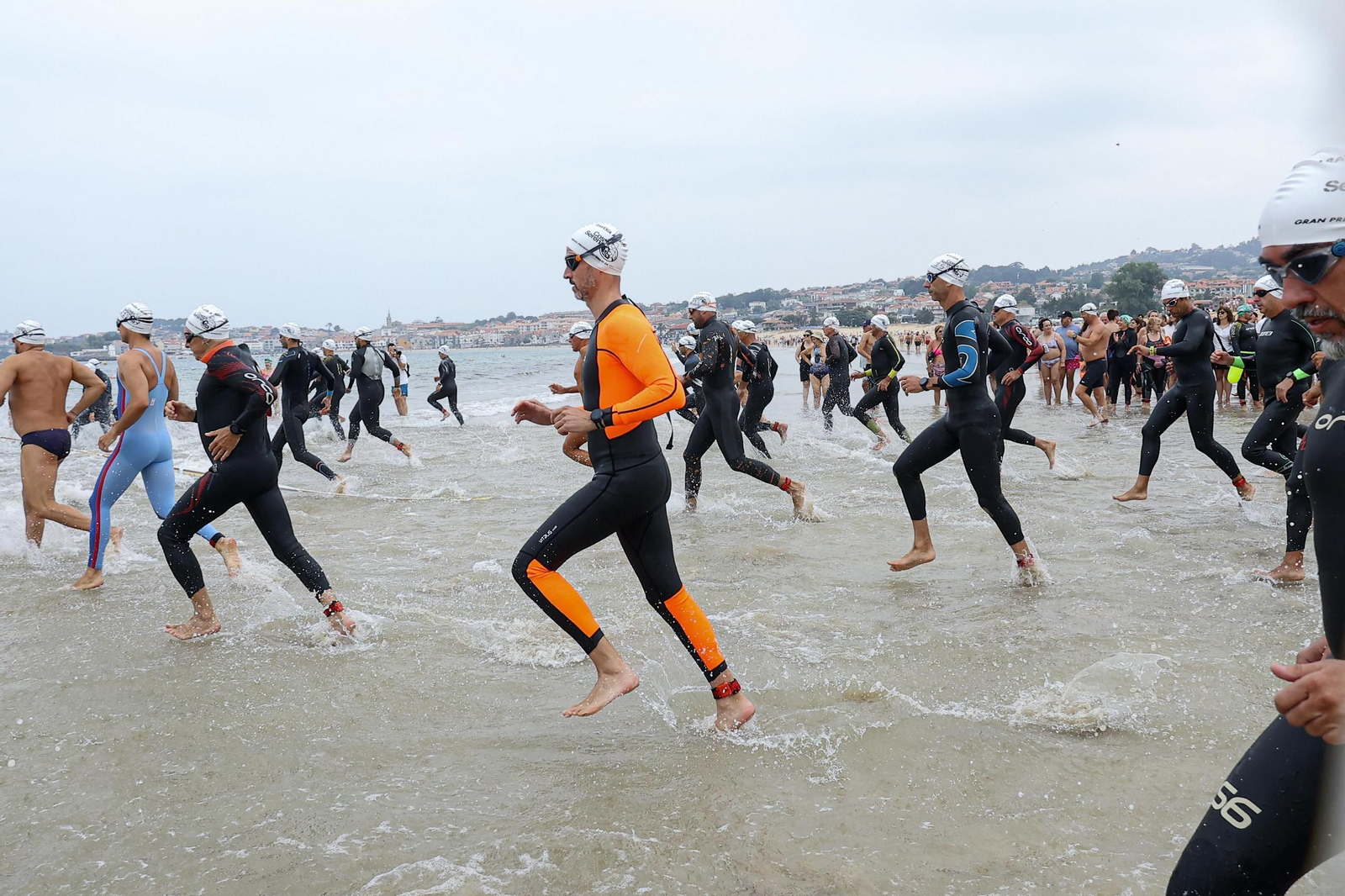 Galería | Centenares de nadadores se citan en Praia América para la Travesía a nado Costa Serena 2026