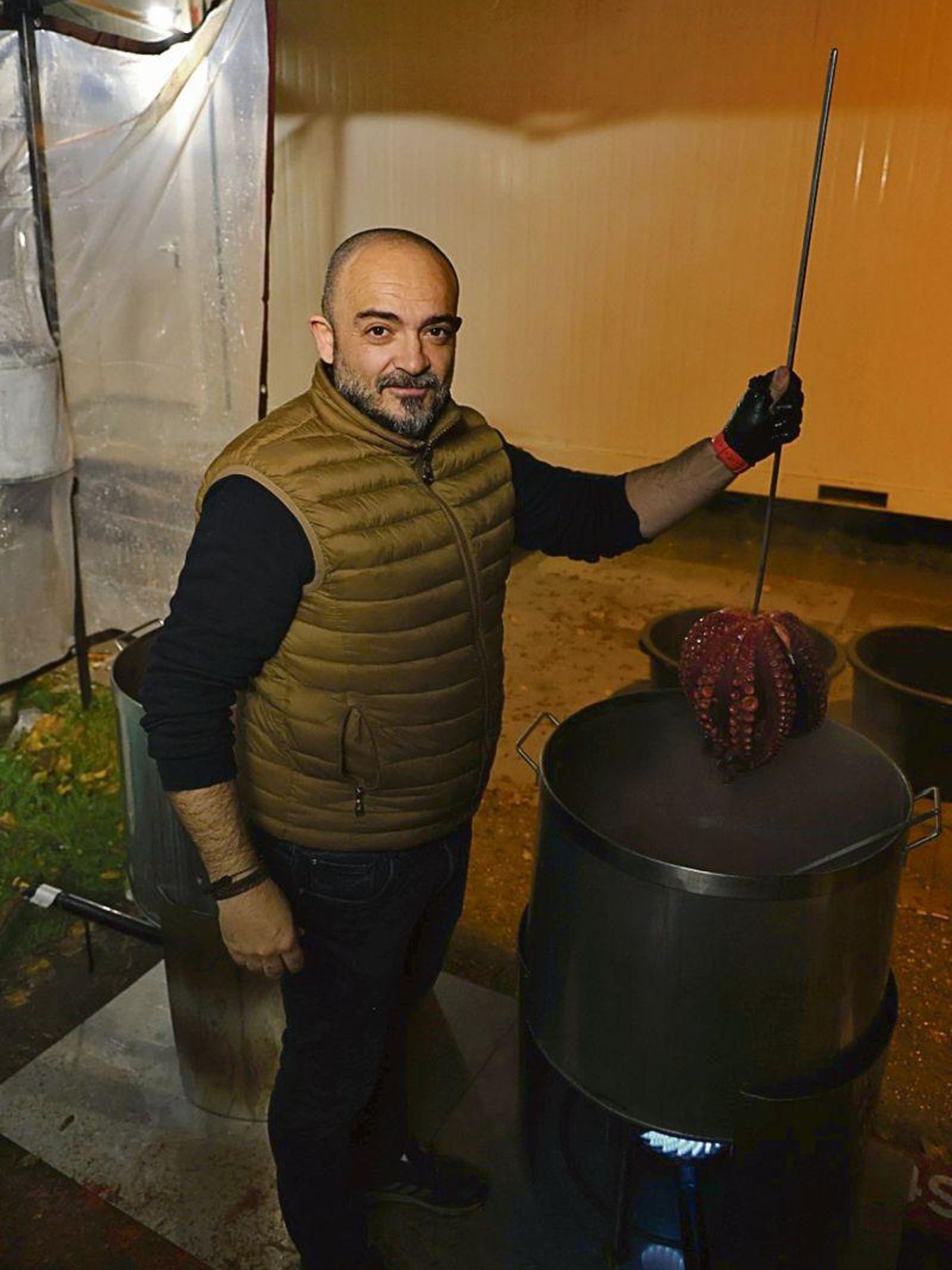 Pablo Vázquez muestra su pulpo a punto de repartir en Lyss.