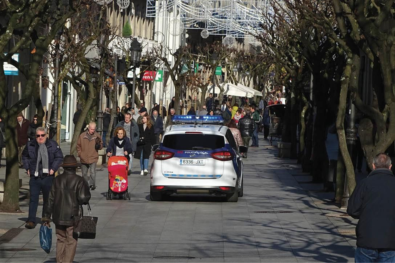 Un vehículo de la Policía Local. (FOTO: MARTIÑO PINAL)