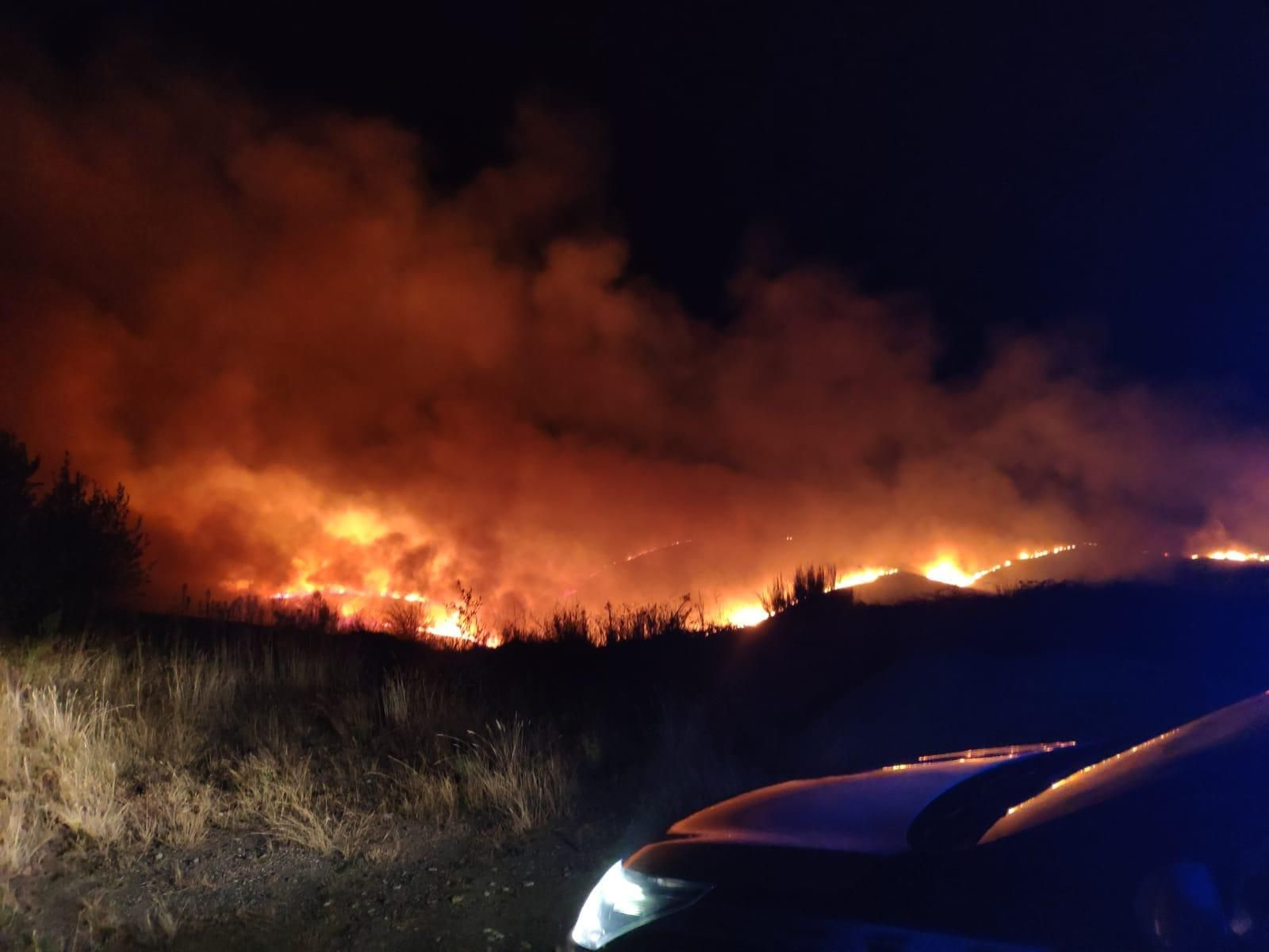 Un incendio en A Gudiña obligar a cerrar la A-52.