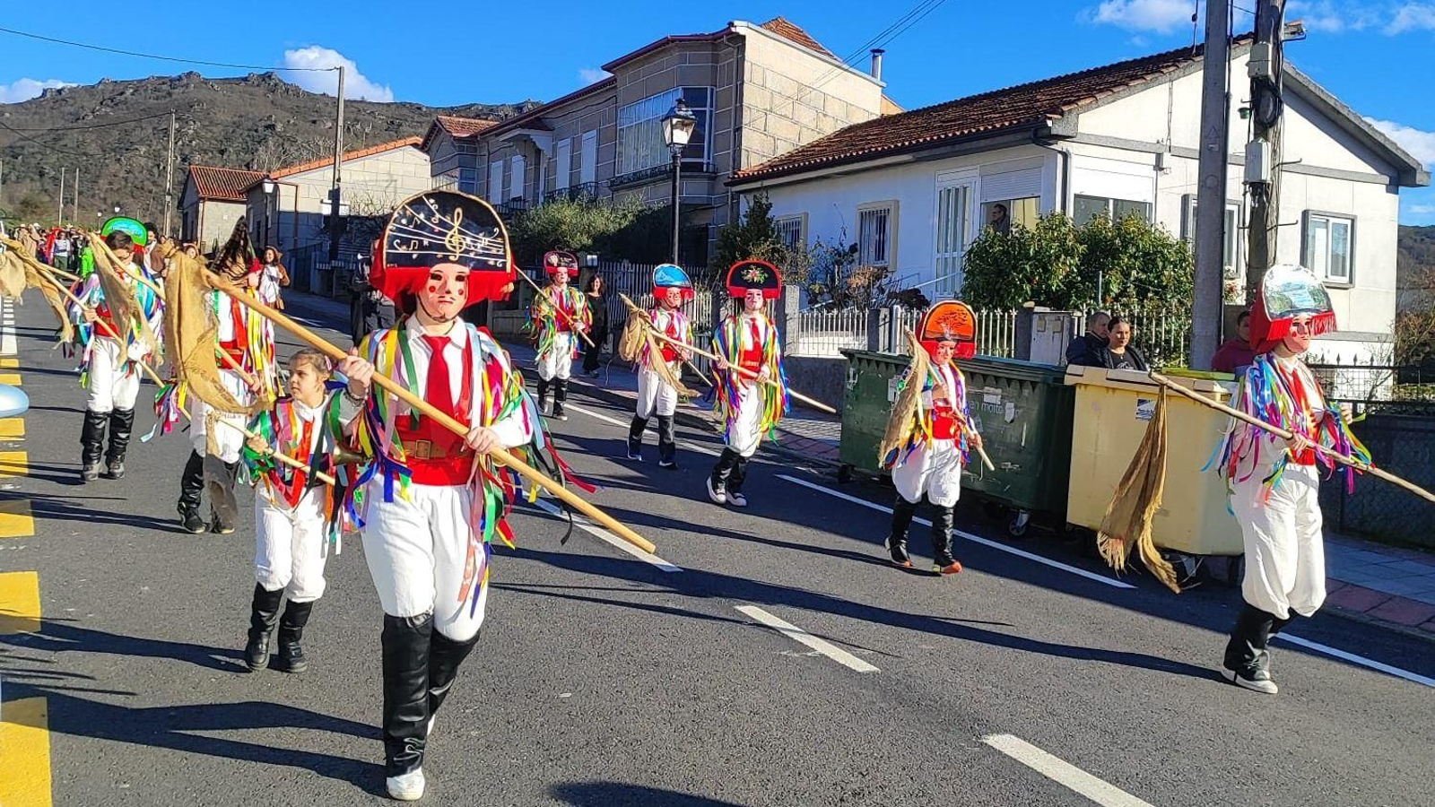 Os chocalleiros, a figura tradicional de Vilardevós, desfilando no Sábado de Entroido do ano pasado.