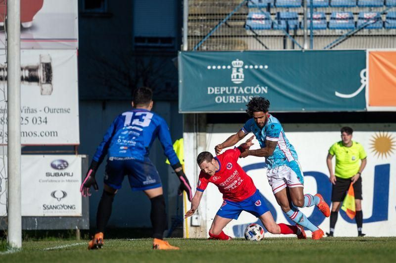 Hugo García pelea una pelota. (FOTO: ÓSCAR PINAL)