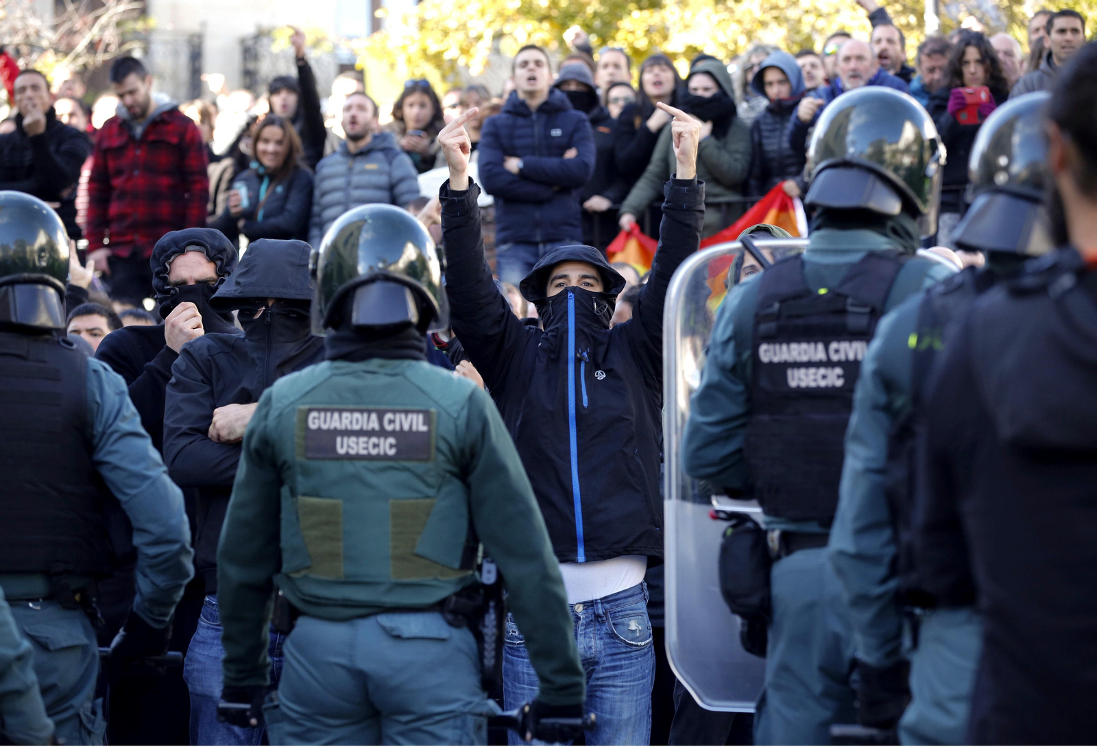 Grupos de encapuchados intentaron boicotear el acto.