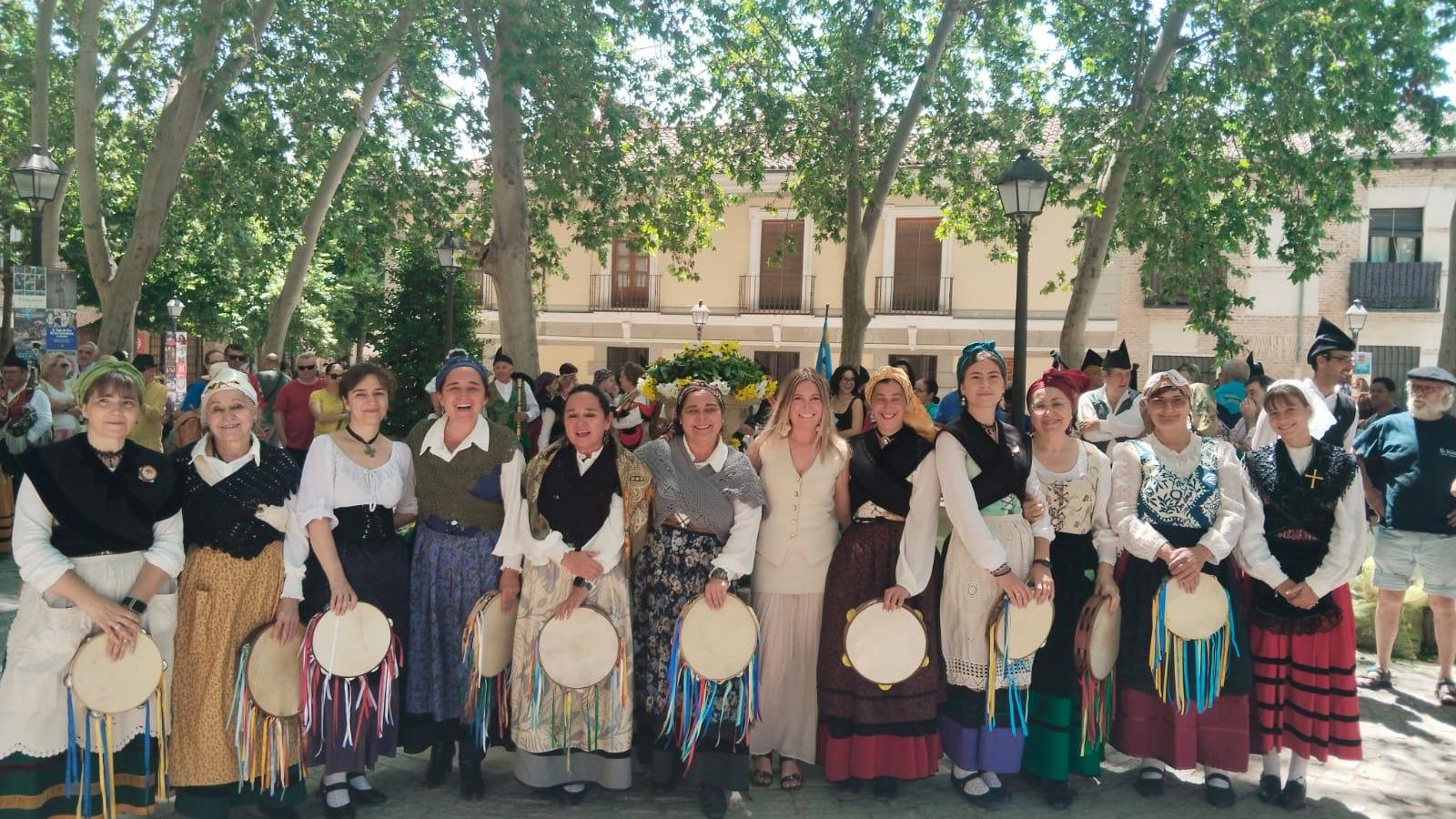 Romano junto a un grupo de pandereteras