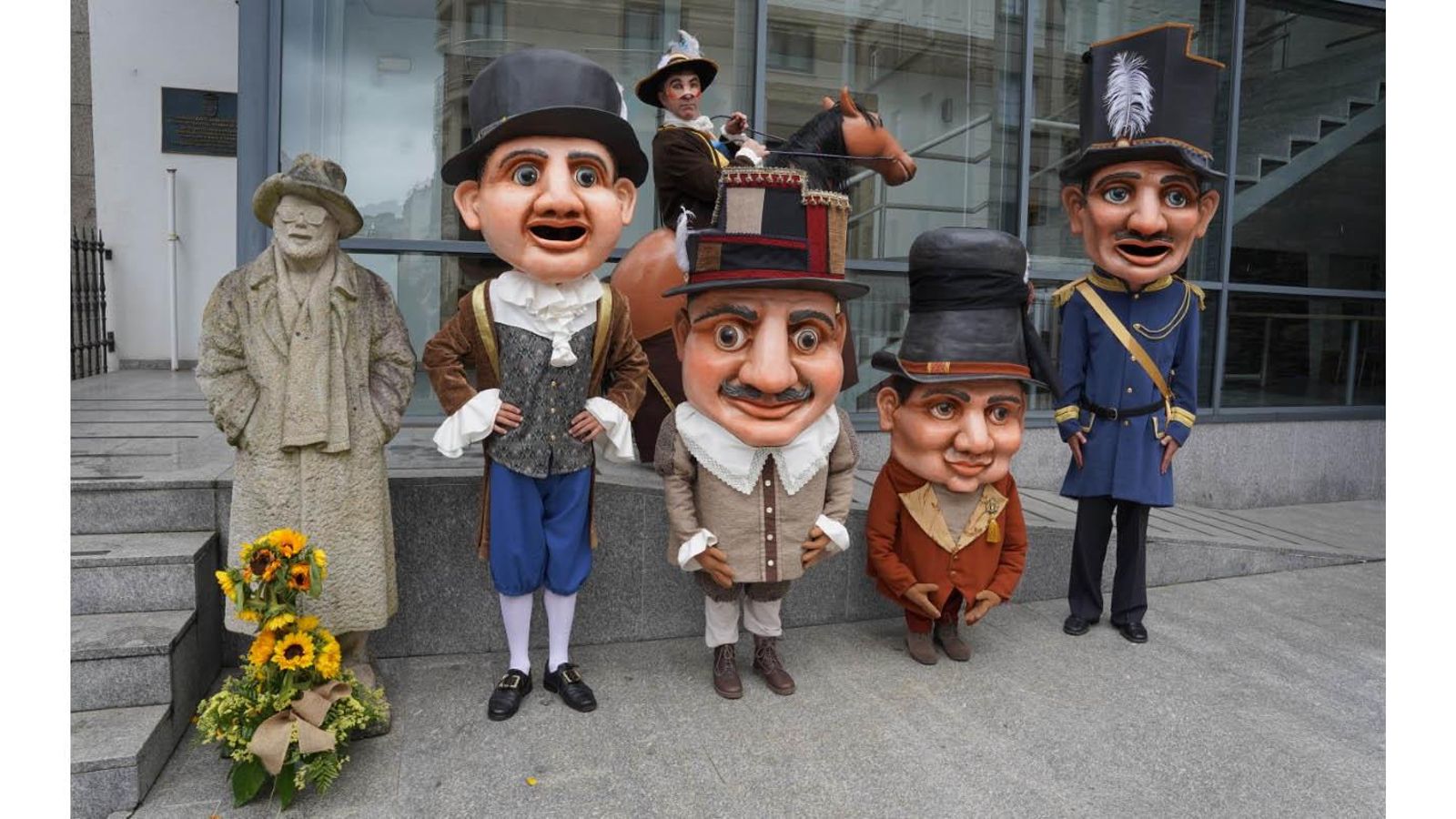 Lalín. Laxeiro y marionetas con personajes